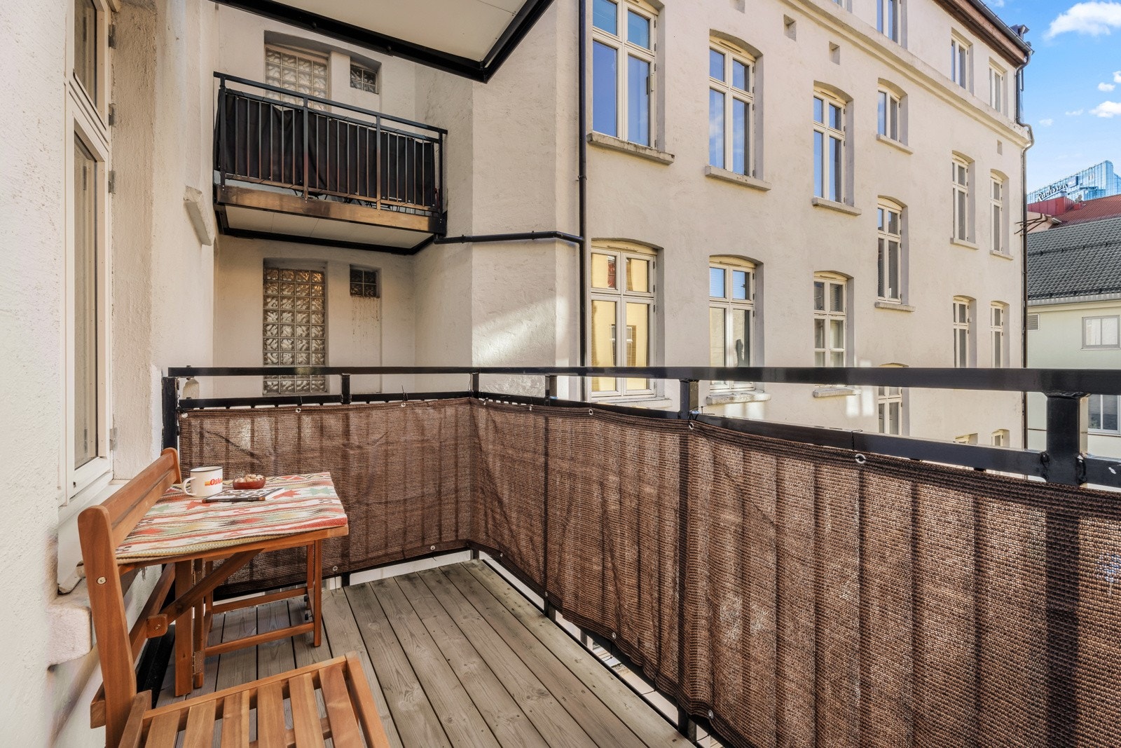 Balkongen vender mot rolig bakgård og har gode solforhold. Galleribilde