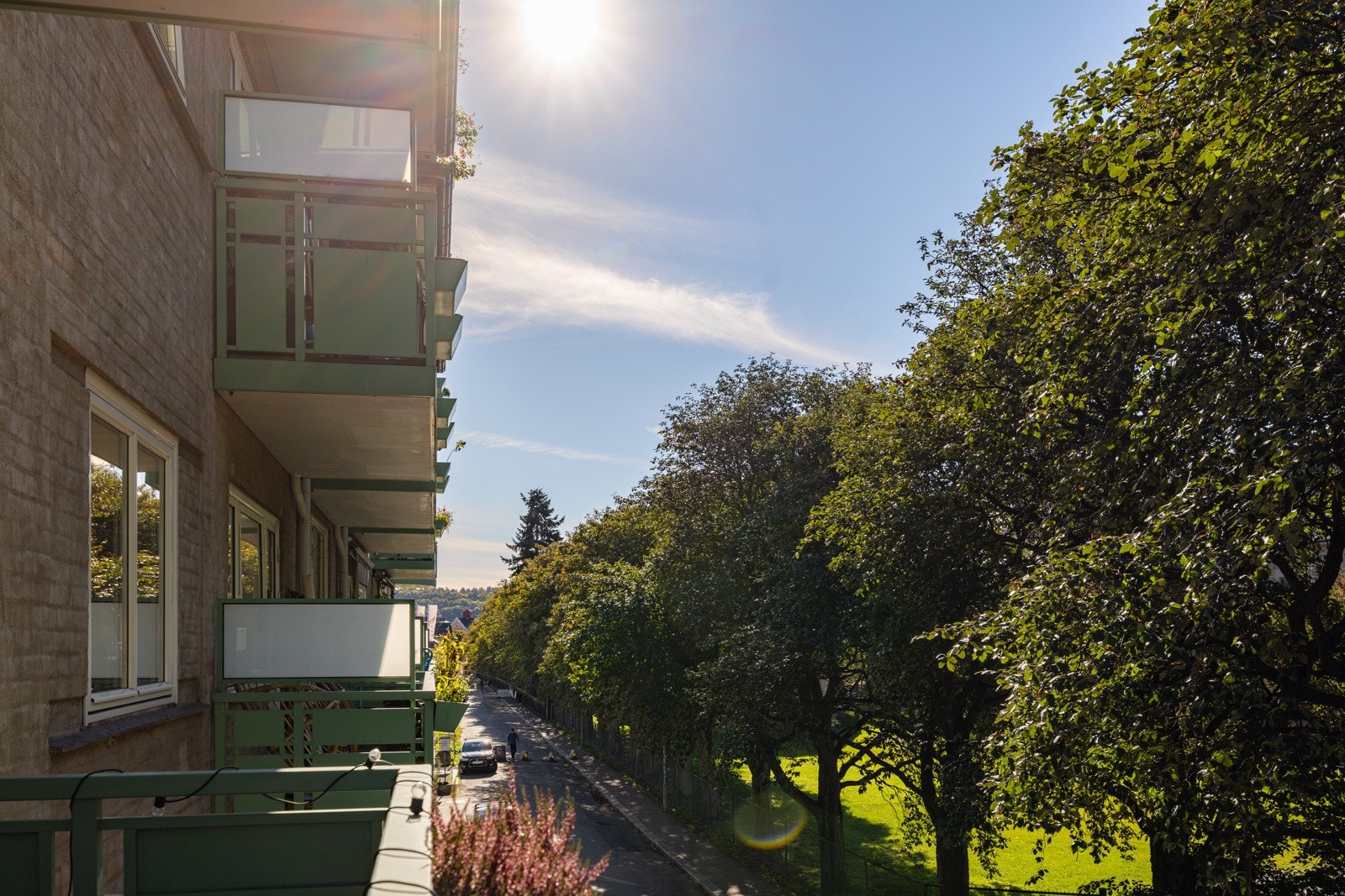 Balkongen vender vest og byr på gode solforhold. Galleribilde