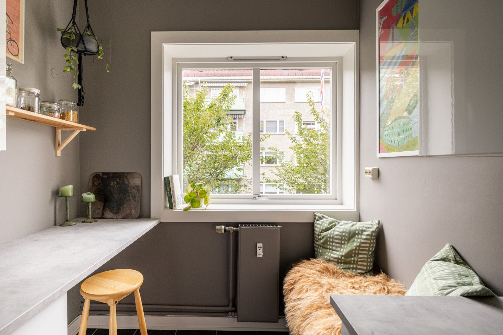 Hyggelig spiseplass ved vinduet. Galleribilde