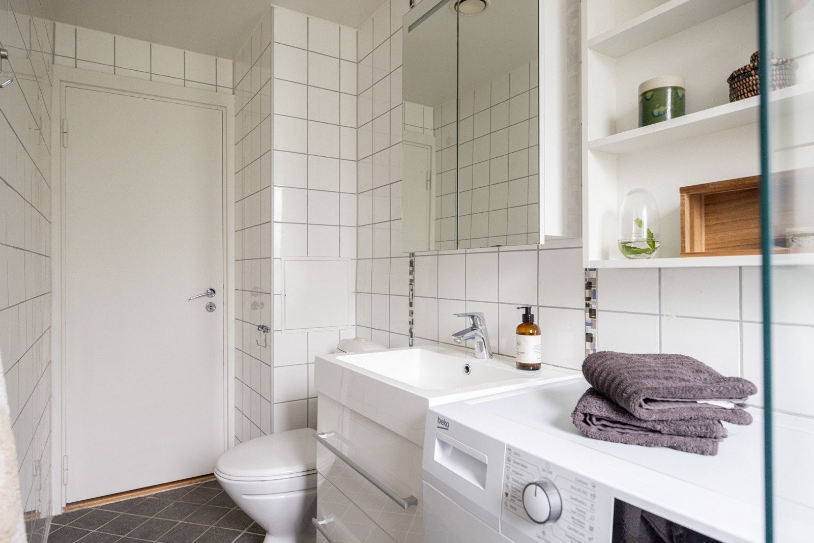 Det er behagelig varme i gulvet og downlights i himlingen. Galleribilde