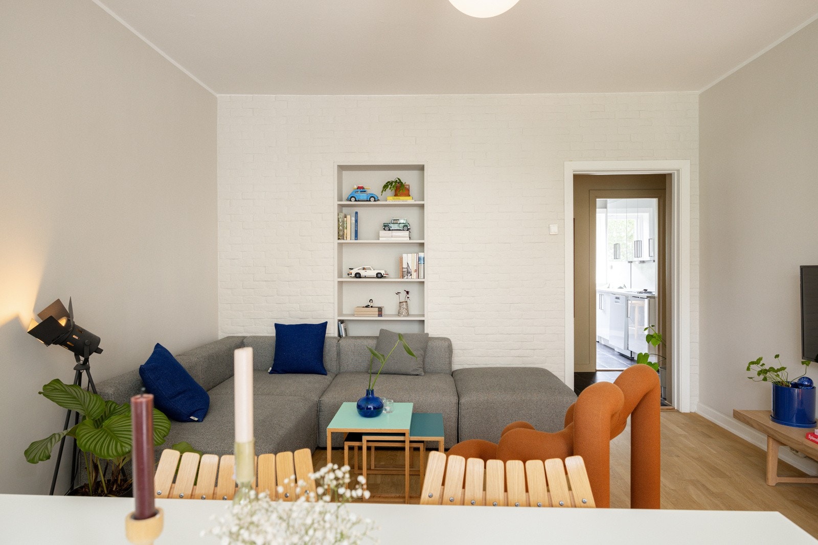 Gode møbleringsmuligheter for sofagruppe, TV-seksjon, spiseplass og annet ønskelig møblement. Galleribilde