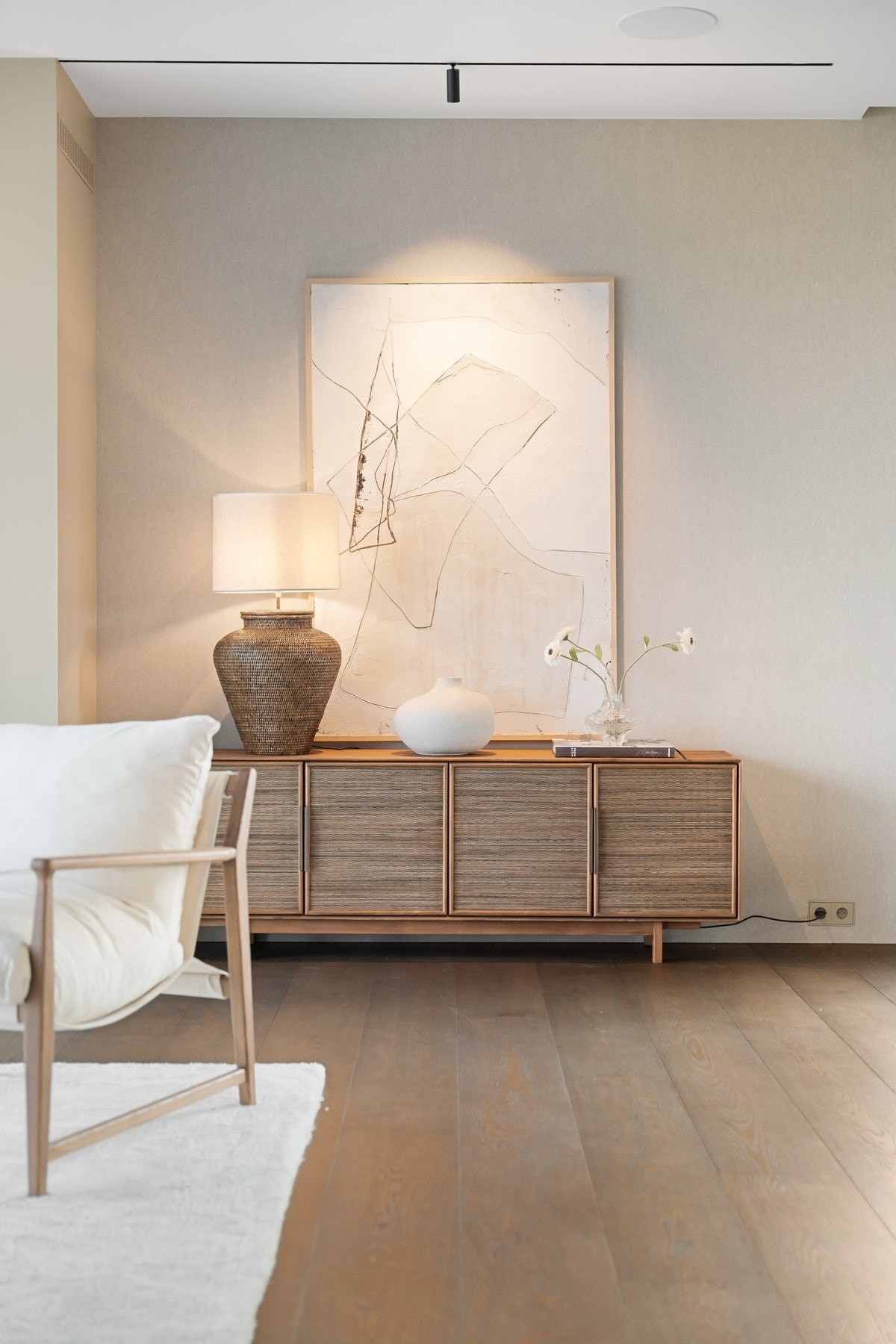 Gulvet er belagt med en stavs eikeparkett med vannbåren gulvvarme (bergvarme). Galleribilde