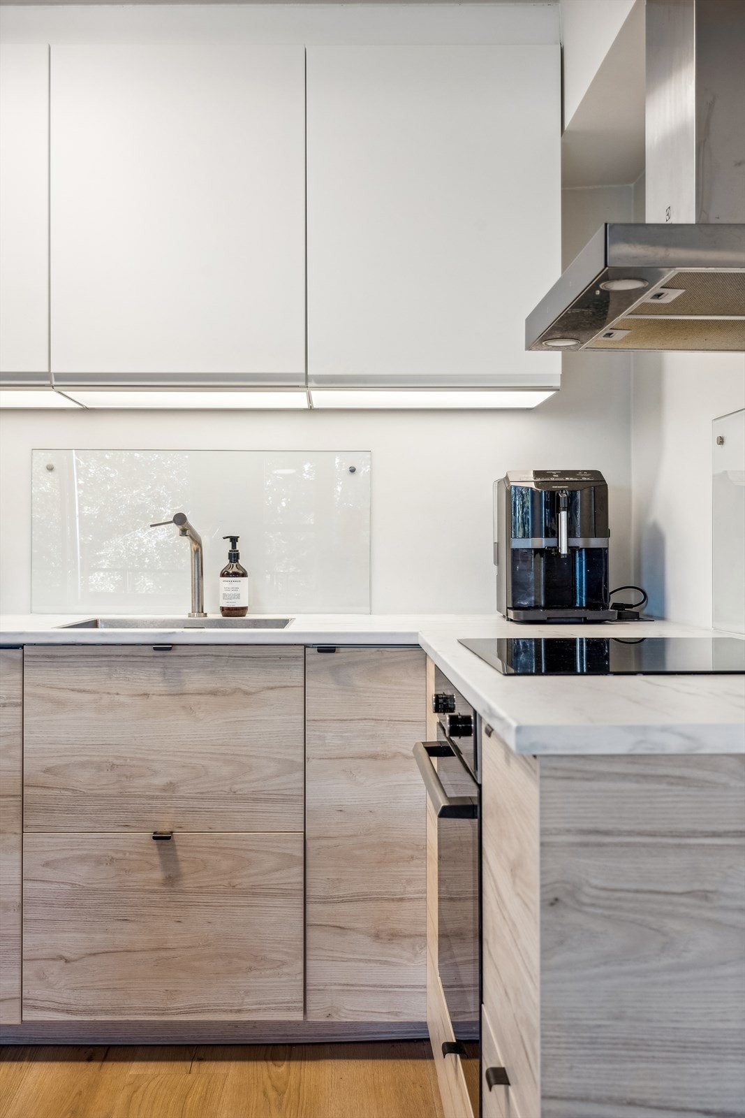 Kjøkkenet er fra 2020. Pen og funksjonell kjøkkeninnredning med glatte fronter og benkeplate i laminat. Galleribilde