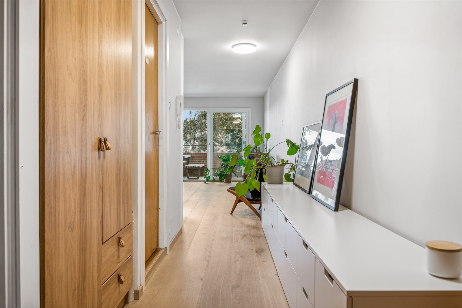 I gangen innenfor entréen kan det innredes med garderobeskap i eget "innhukk". Dørtelefon er montert på vegg. Galleribilde