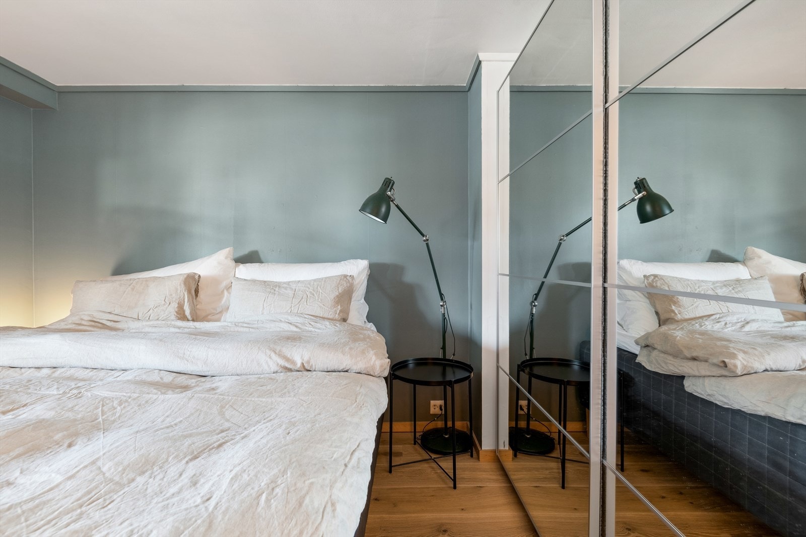 Det er montert skyvedørsgarderobe i rommet for praktisk og oversiktlig oppbevaring av tøy mm. Galleribilde