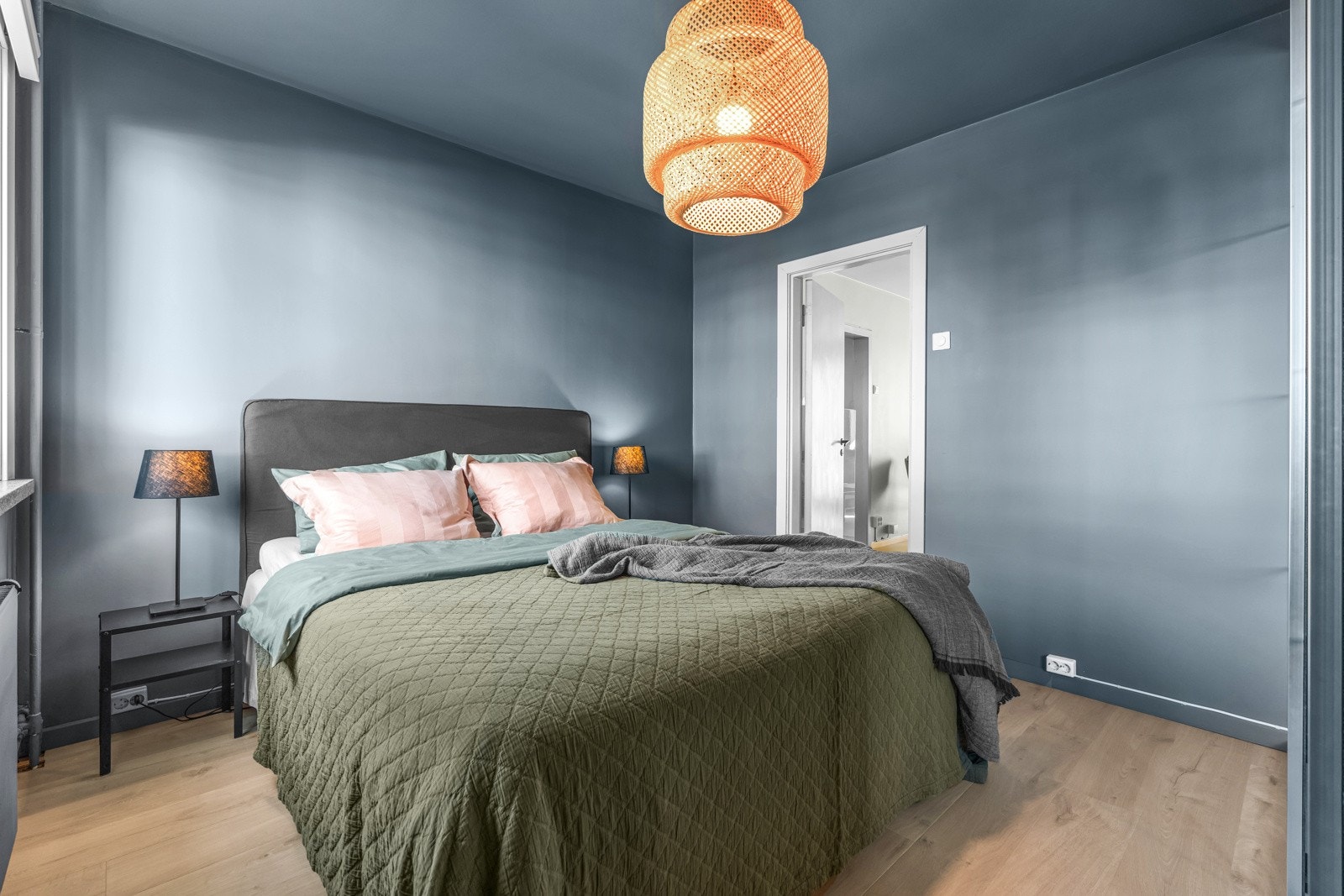 Hovedsoverommet er holdt i en mørk og tidsriktig blåtone, for en lun og avslappende atmosfære Galleribilde