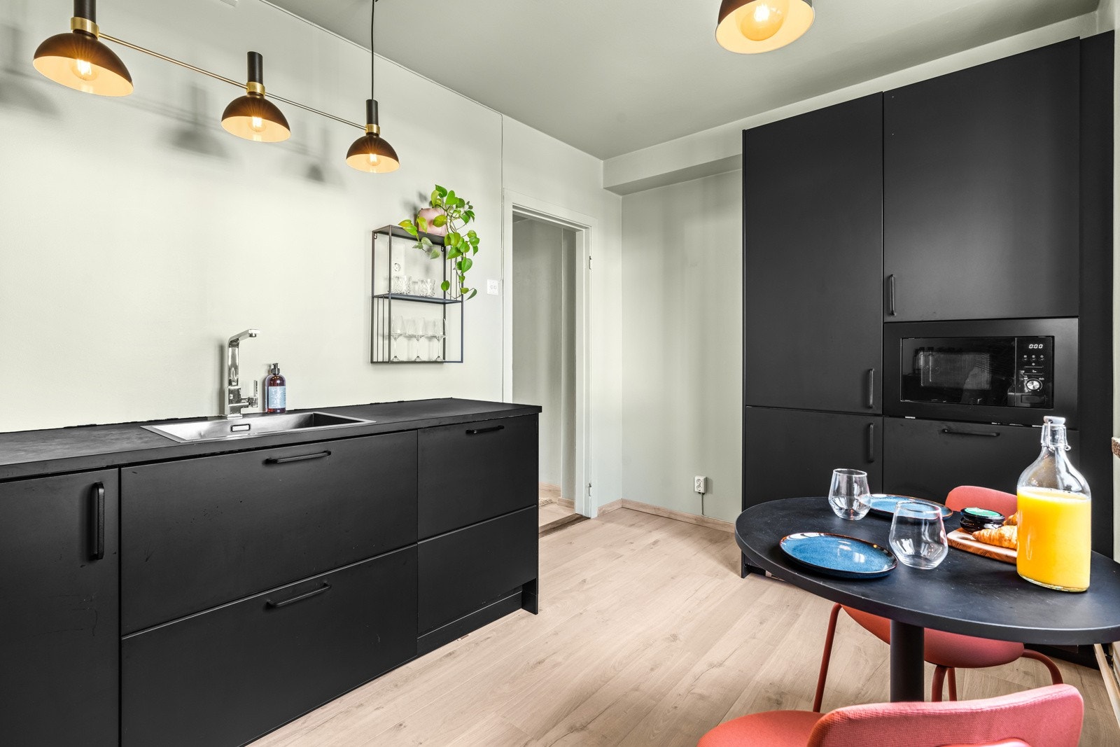 Ved vinduet er det rom for en hyggelig, liten spiseplass, perfekt for rolige morgenstunder med kaffekoppen i hånda Galleribilde