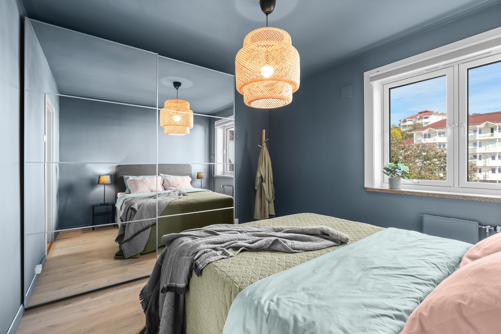 På hovedsoverommet er det plass til dobbeltseng med tilhørende nattbord, og rommet har garderobeskap med speilfronter Galleribilde