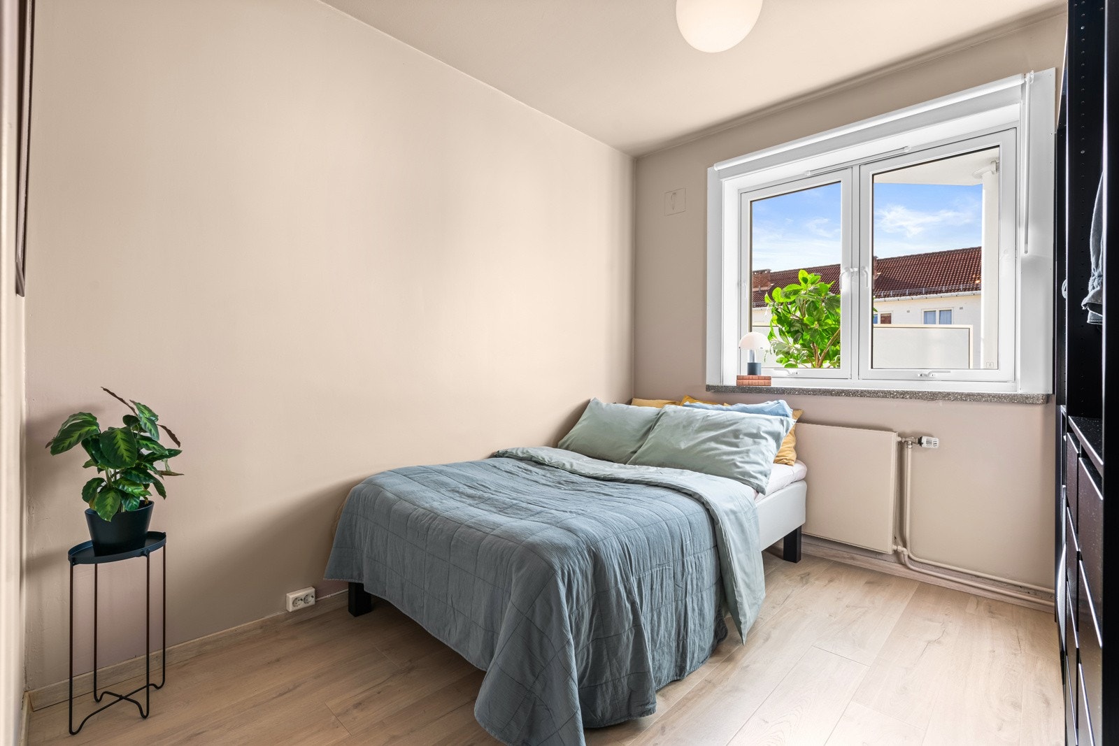 Det andre soverommet passer fint som barnerom, gjesterom eller kontor. Alt etter ønske og behov. Galleribilde