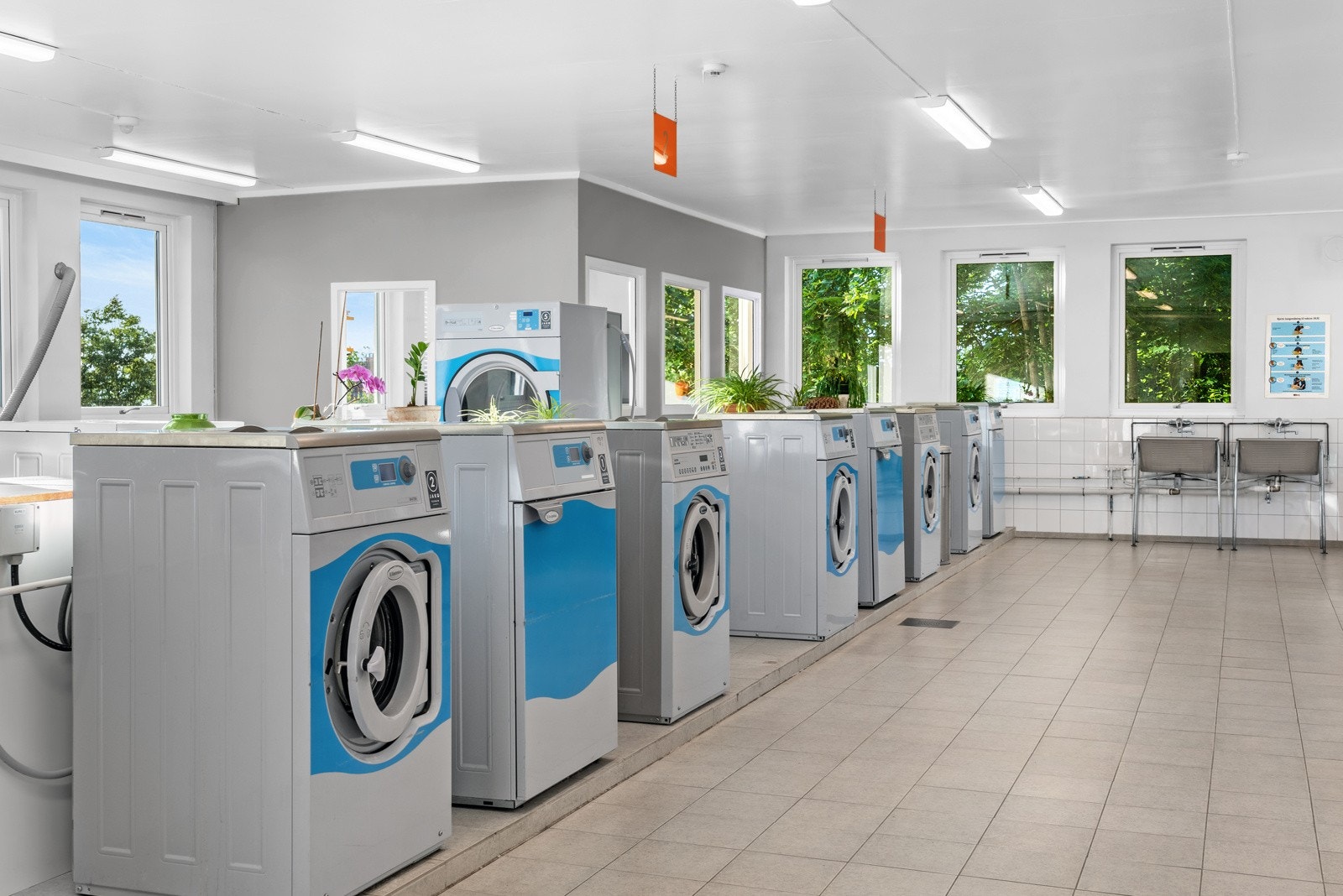 I tillegg til opplegg for vaskemaskin i leiligheten er det mulig å benytte seg av borettslaget store fellesvaskeri i Skøyenåsveien 19B. Galleribilde