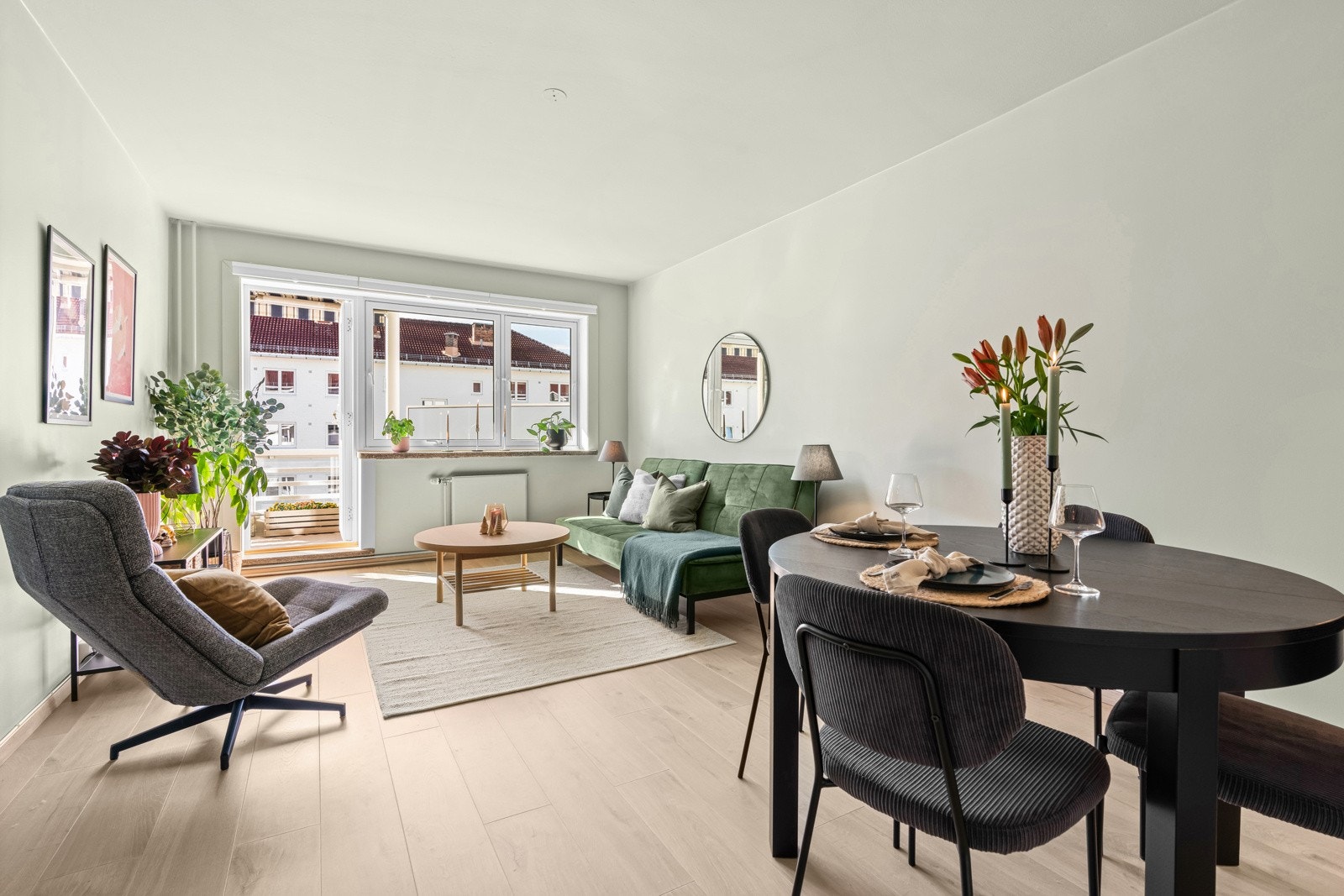 Stuen er et pent oppholdsrom, med lite innsyn og godt lysinnslipp via et stort vindu i front Galleribilde