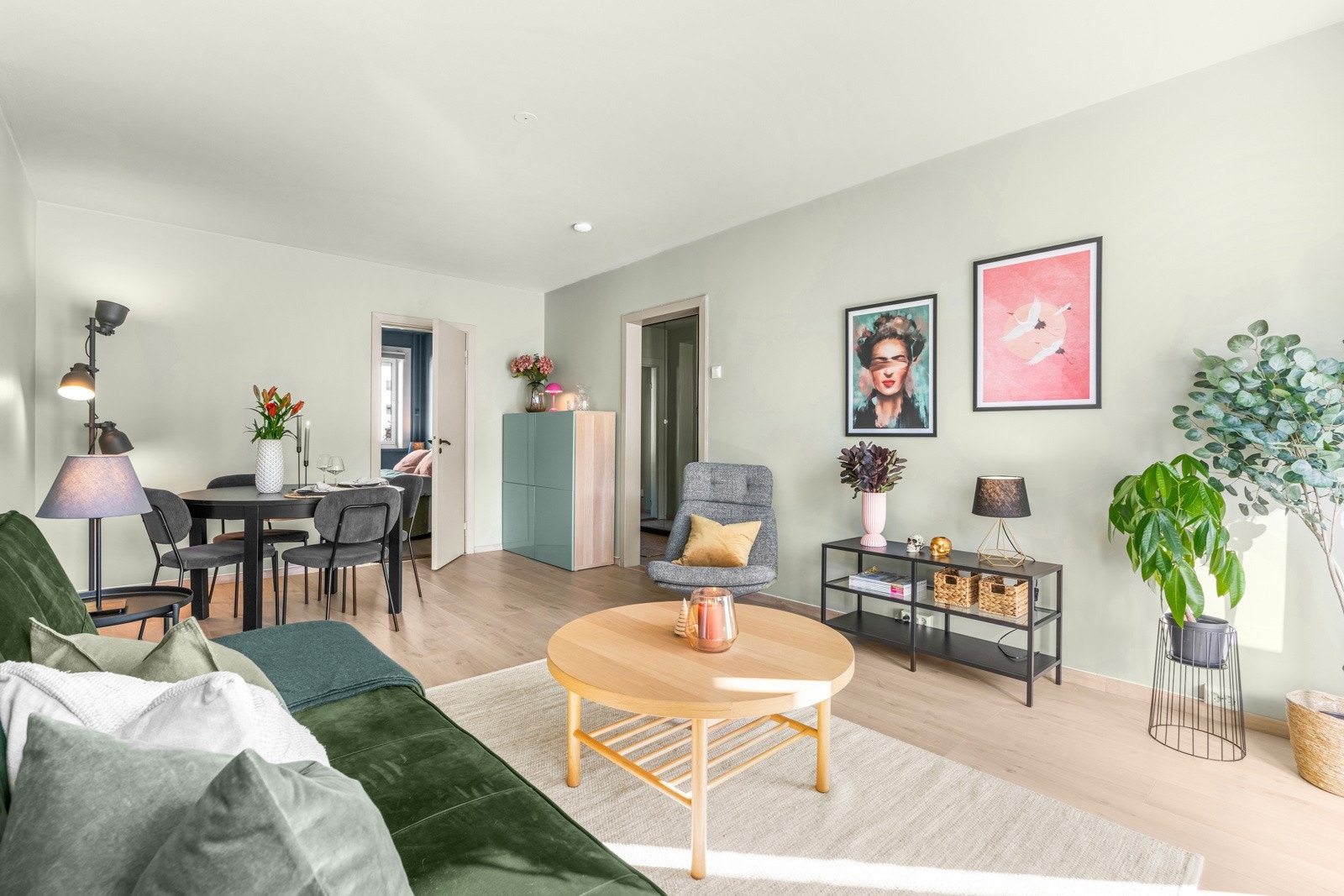 Stuen har god plass til både spise- og sofagruppe Galleribilde