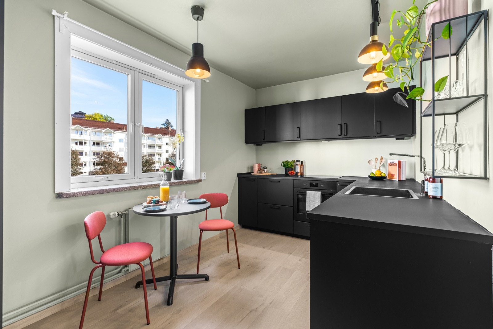 Innenfor entreen har leiligheten et flott kjøkken med 1-stavs laminatgulv og vegger malt i en dus grønntone Galleribilde