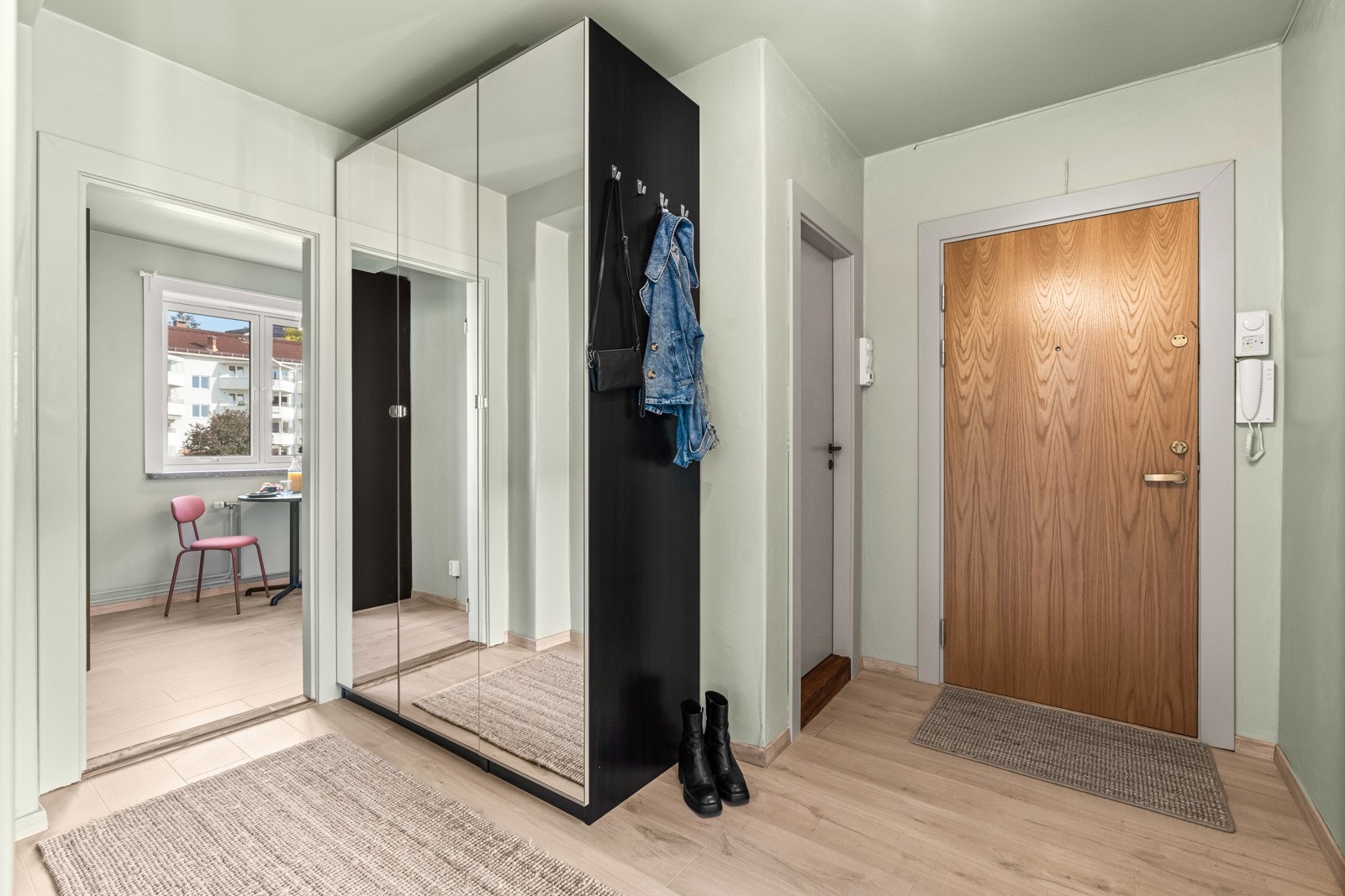 Yttertøyet ryddes enkelt bort i et stort garderobeskap Galleribilde