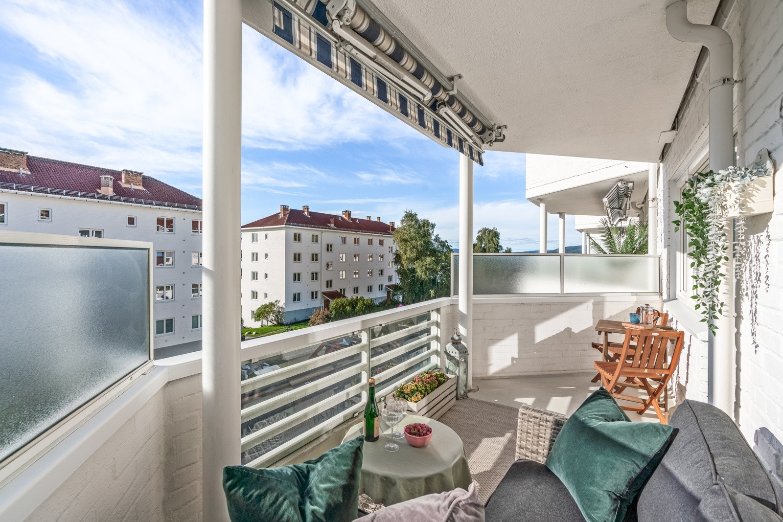 Det er montert markise på balkongen Galleribilde