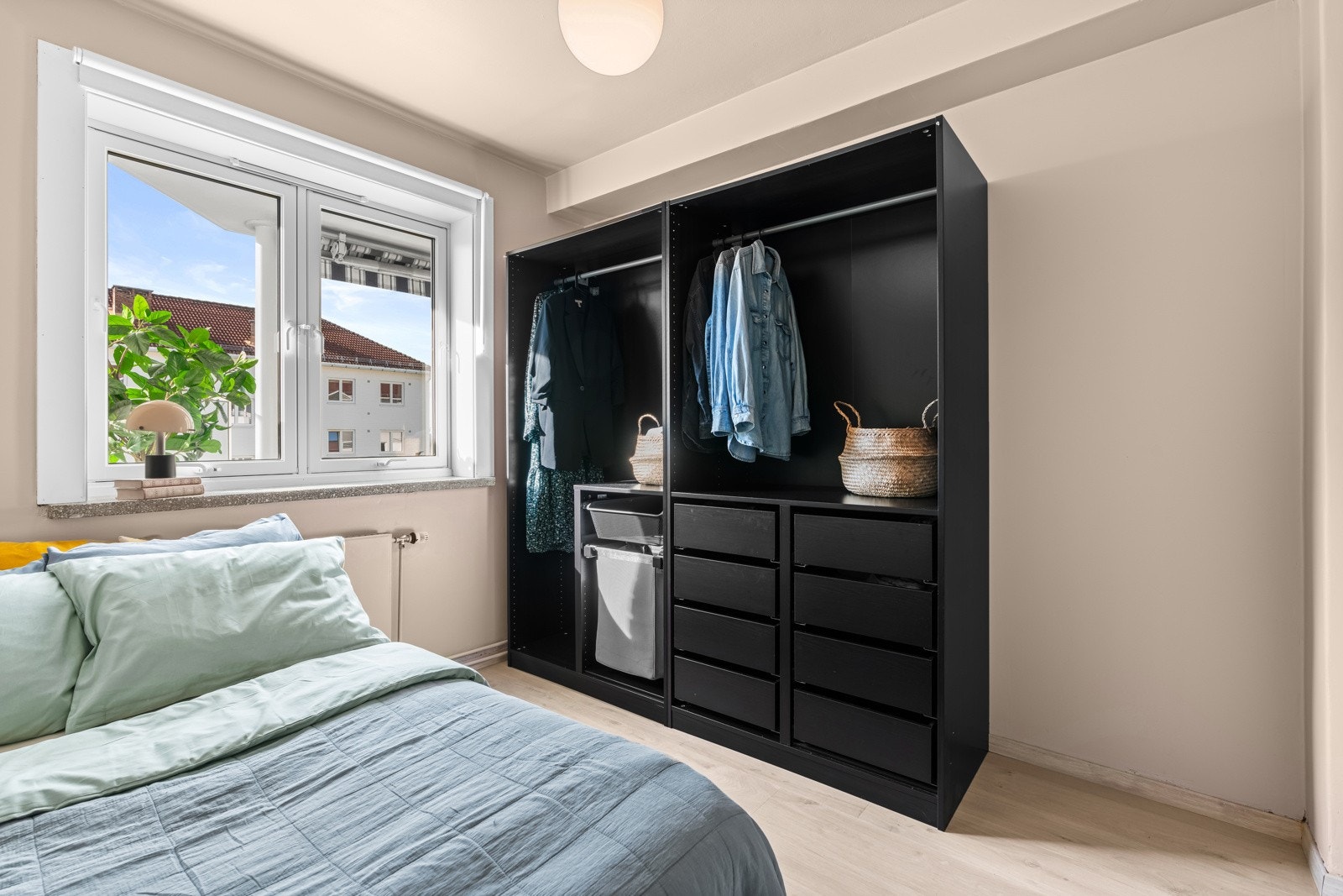 På soverommet er det montert åpent garderobeskap Galleribilde