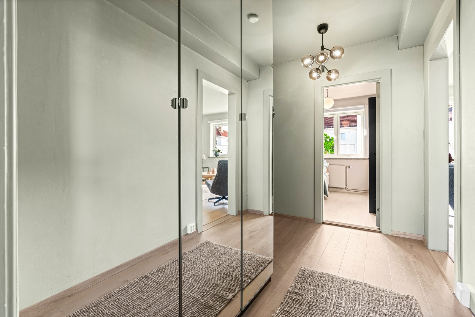 Vel inne ønskes man velkommen av en innbydende entré Galleribilde