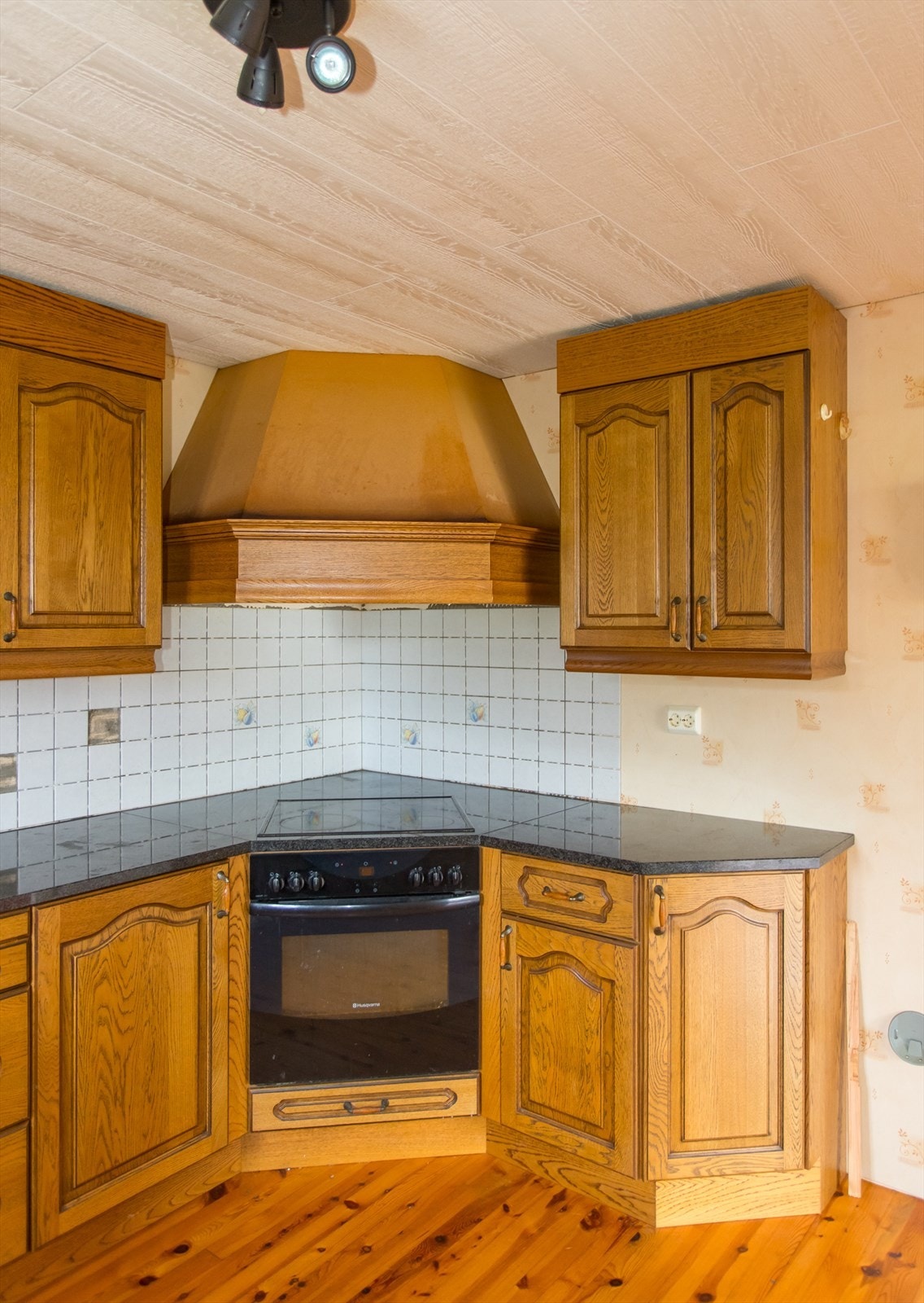 Kjøkken, komfyr og vifte i hjørne Galleribilde