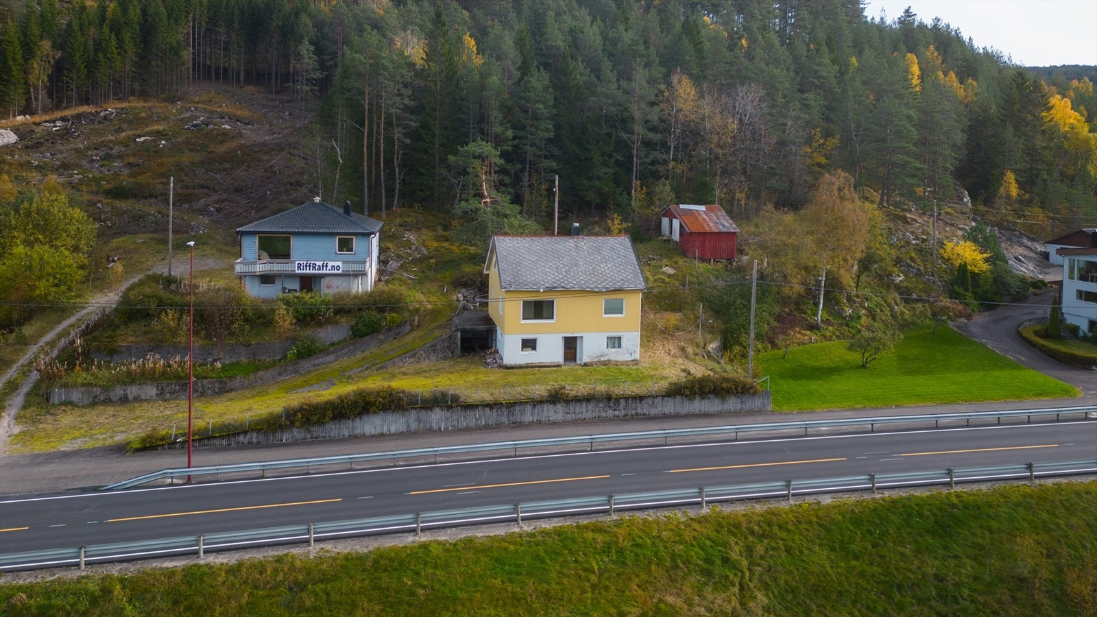 Bolig og uthus bak Galleribilde