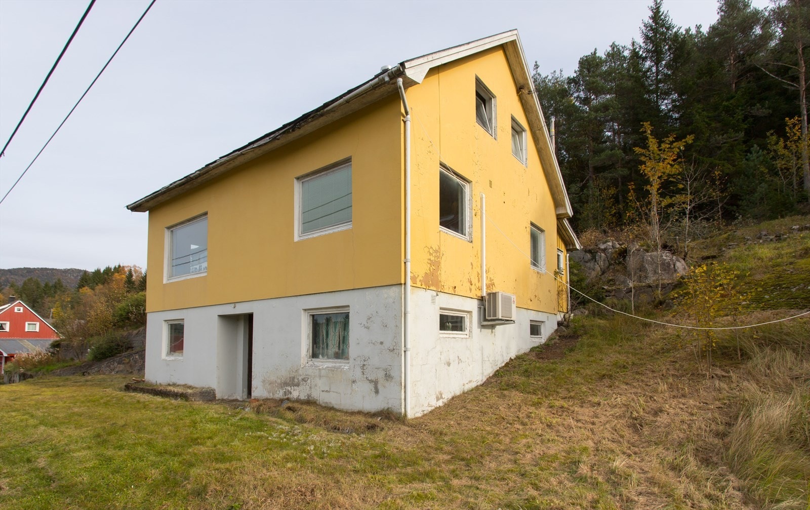 Inngang til kjeller på langside Galleribilde