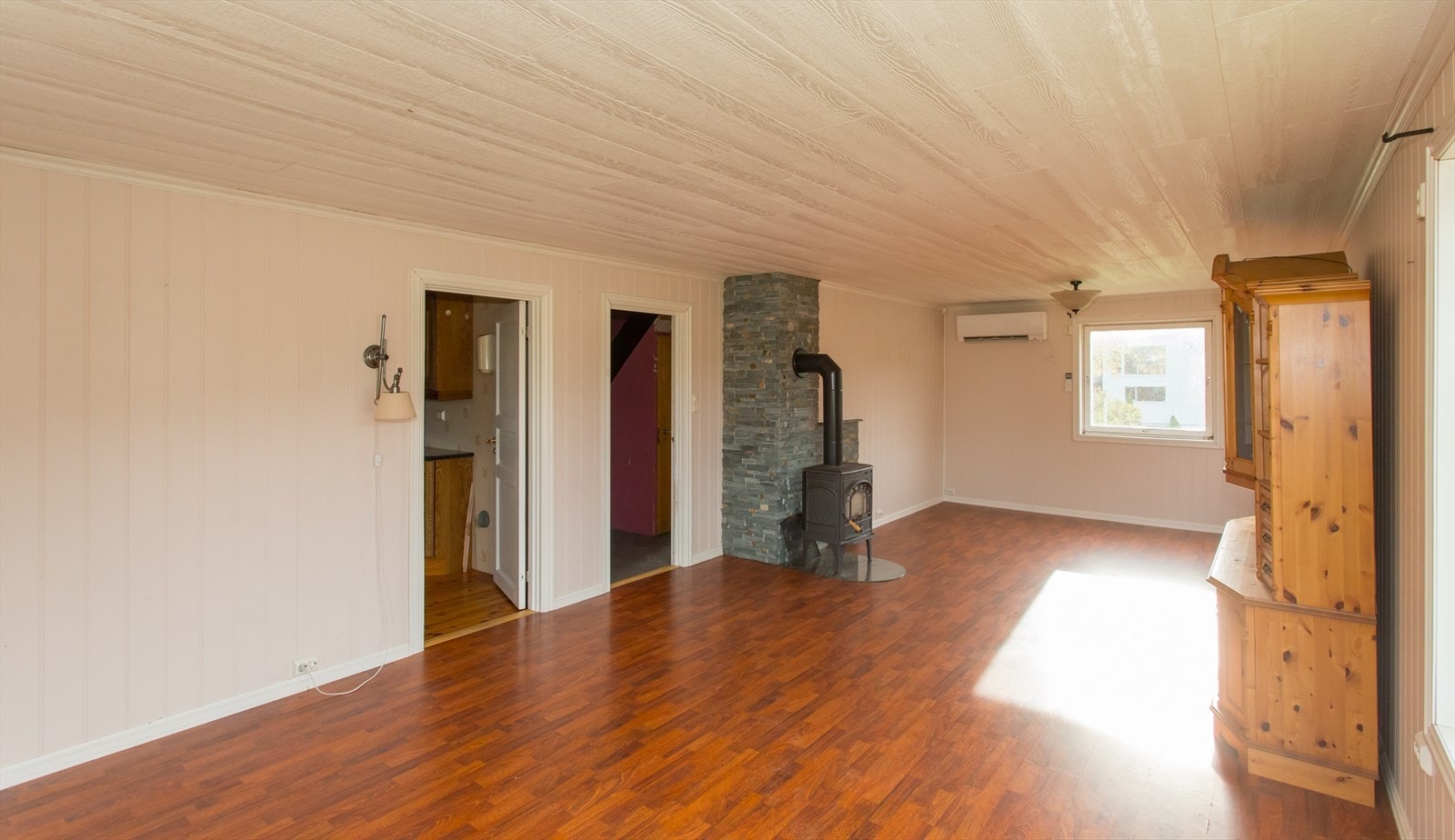 Stue - vedovn og varmepumpe Galleribilde