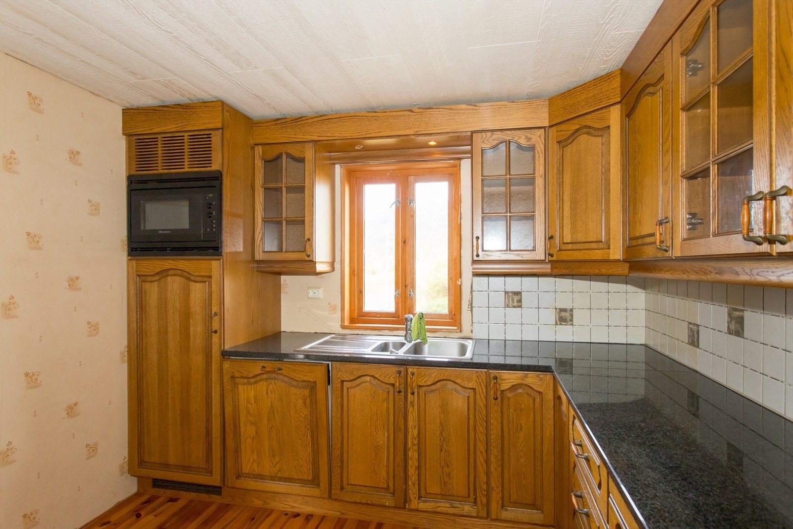 Hamran-kjøkken med integrerte hvitevarer Galleribilde