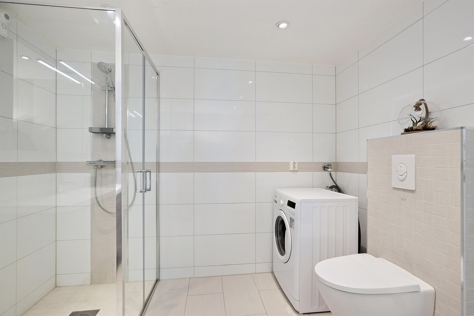 Badet har opplegg for vaskemaskin og tørketrommel Galleribilde