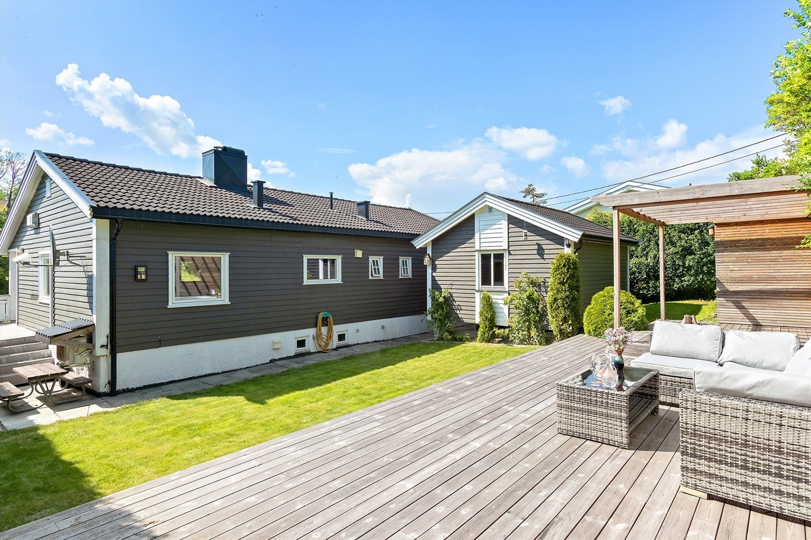 Terrassen har en pergola. Her kan man feste solseil over, på de varmeste solskinnsdagene. Galleribilde