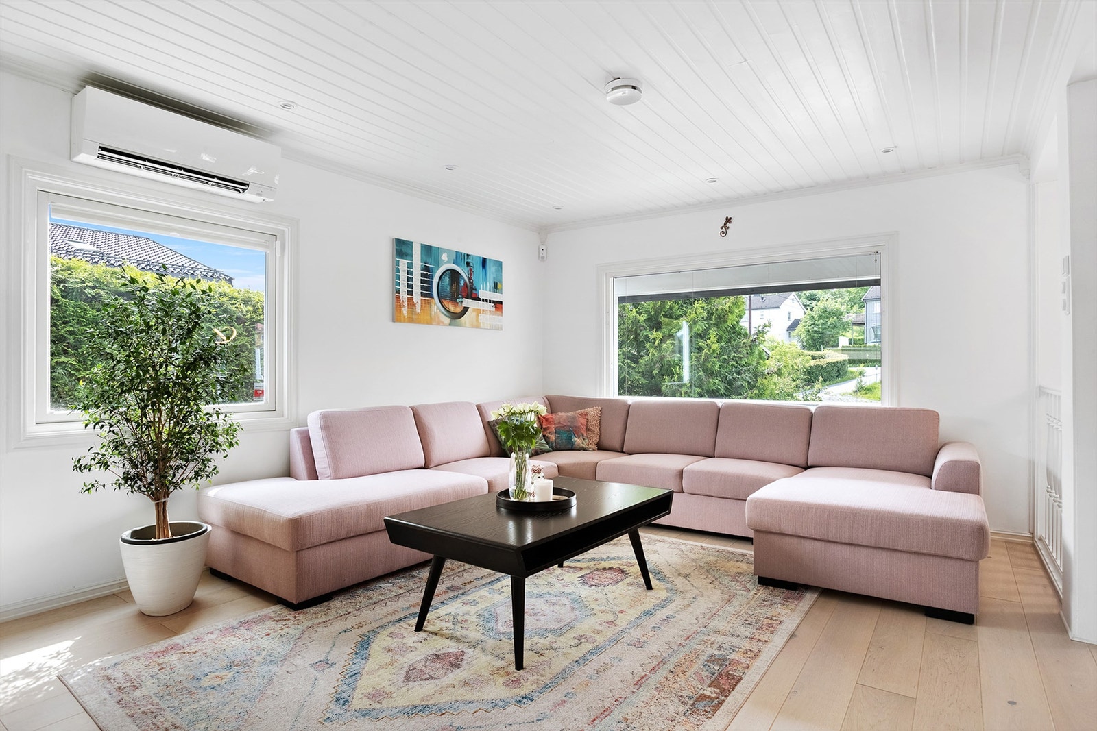 Det er montert luft-til-luft varmepumpe i stuen og boligen har balansert ventilasjon Galleribilde