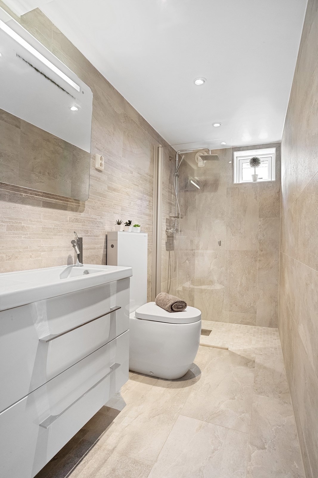 Badet i 1. etasje, som hører til hoveddelen av boligen, er fra 2016 Galleribilde