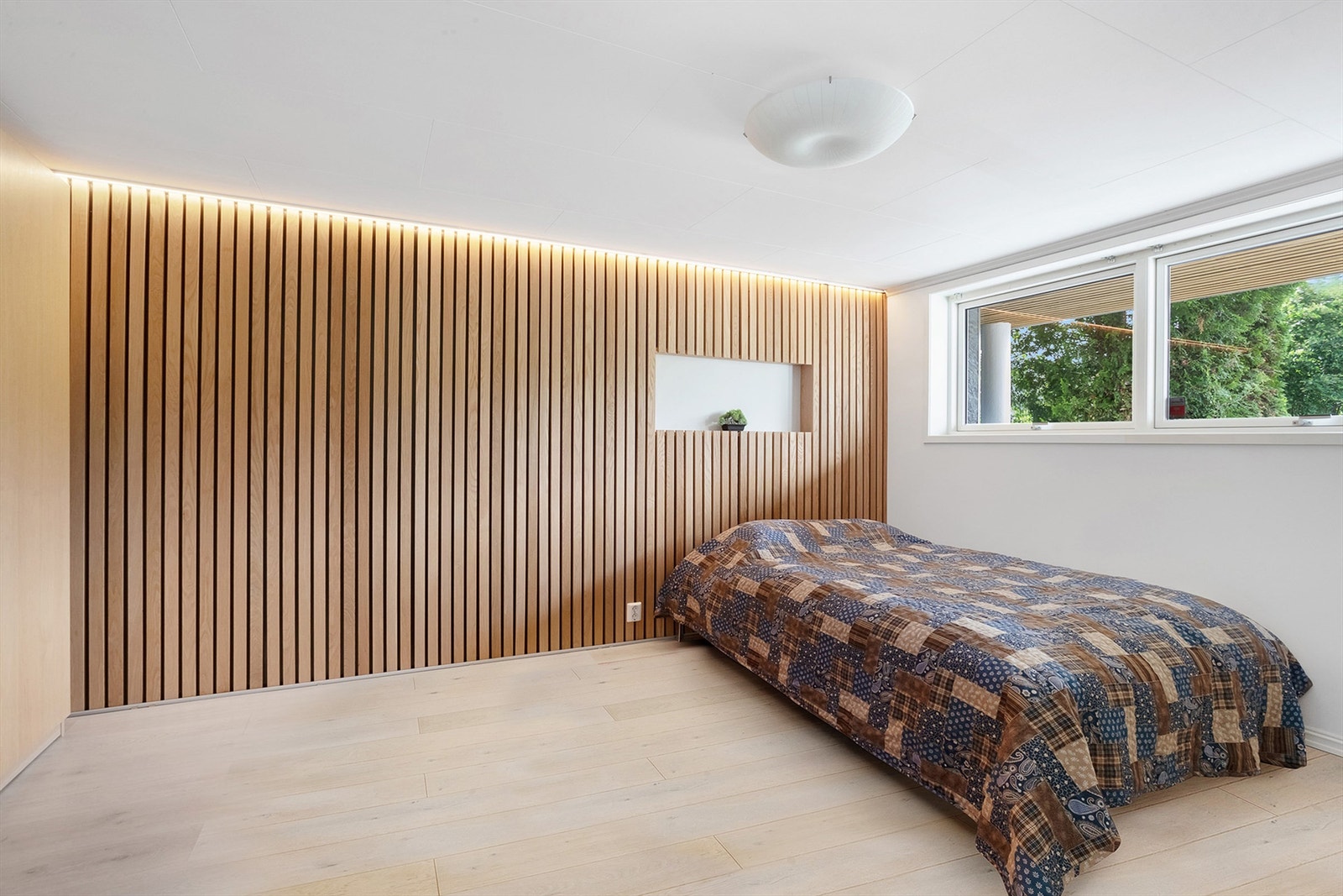 Rommet har varme i gulv og moderne spilevegg Galleribilde