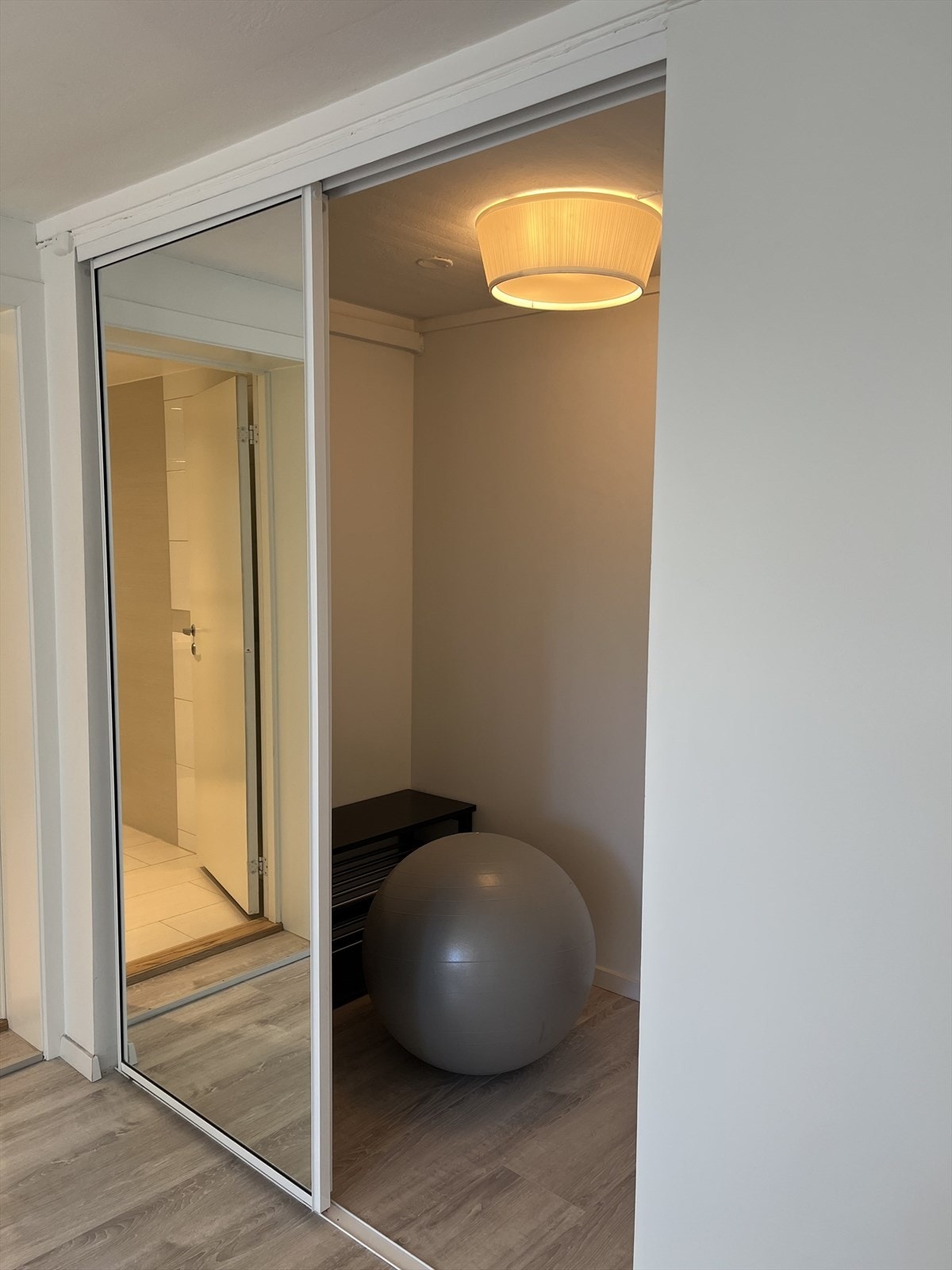 I stua er det en bod som er gjemt bak skyvedørsgarderobe Galleribilde