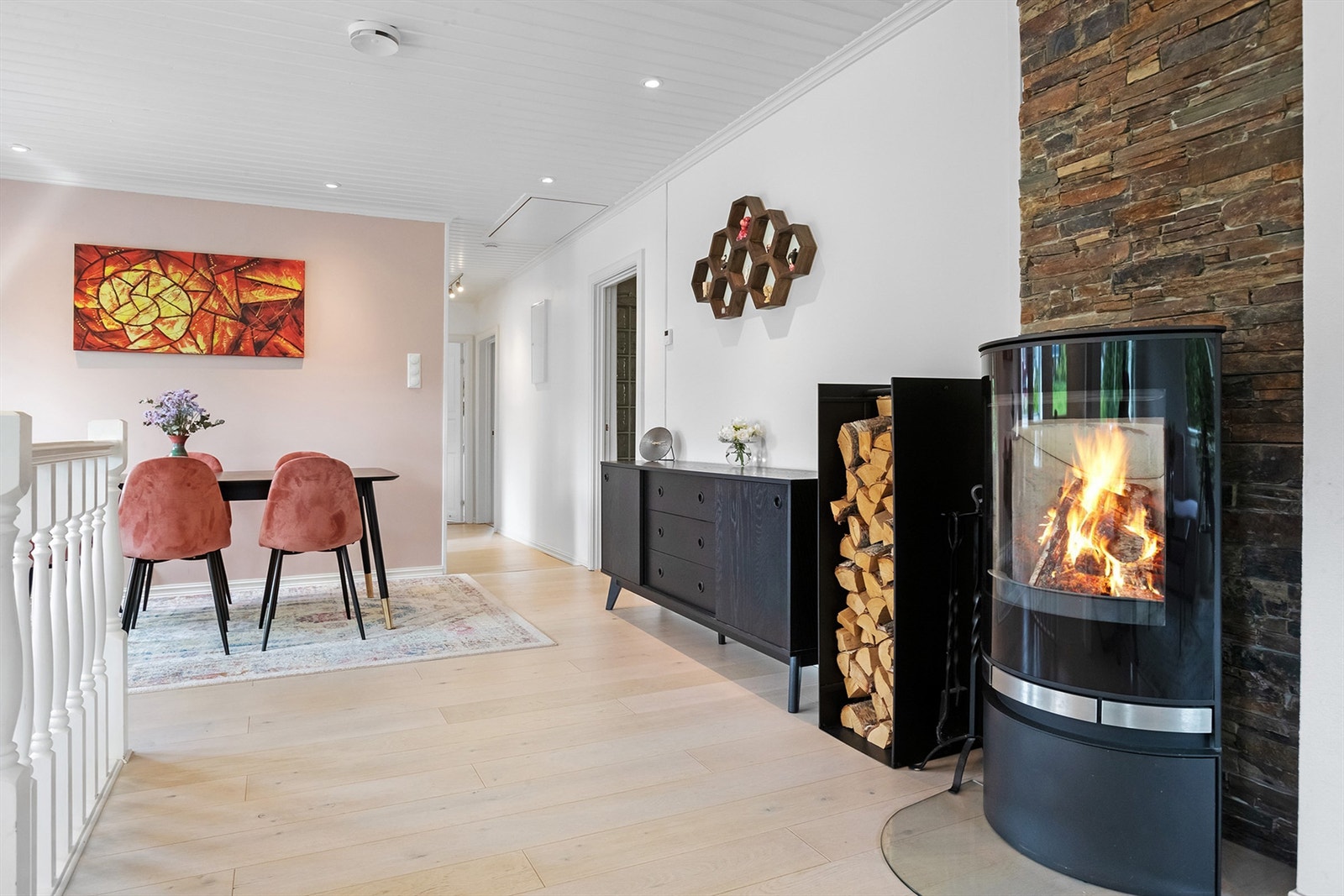 I stuen er det vedovn (2016) som varmer godt på kjølige dager Galleribilde