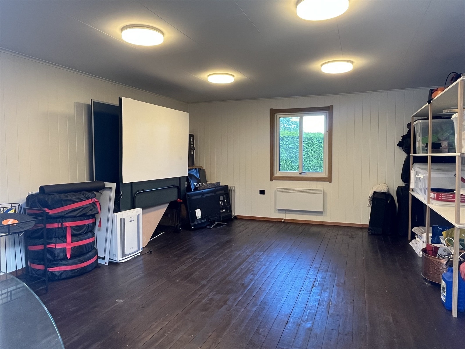 Benyttes i dag som bod, med god lagringsplass også på loft Galleribilde