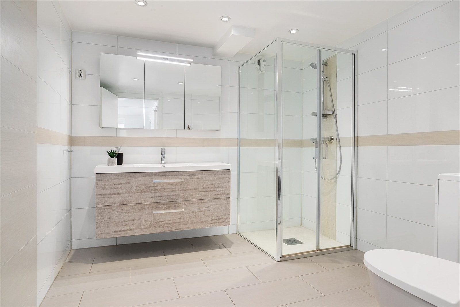 Delikat bad fra 2016 som er flislagt og har varme i gulv Galleribilde