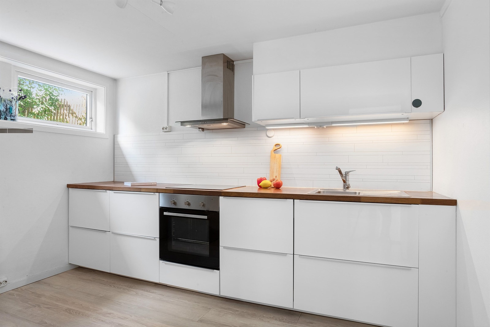 Rom benyttet som kjøkken. Det ikke er søkt om/godkjent innredning av rommet. Det er heller ikke tatt stilling til om dette lar seg gjøre. Rommet er av den grunn ikke godkjent for varig opphold. Galleribilde