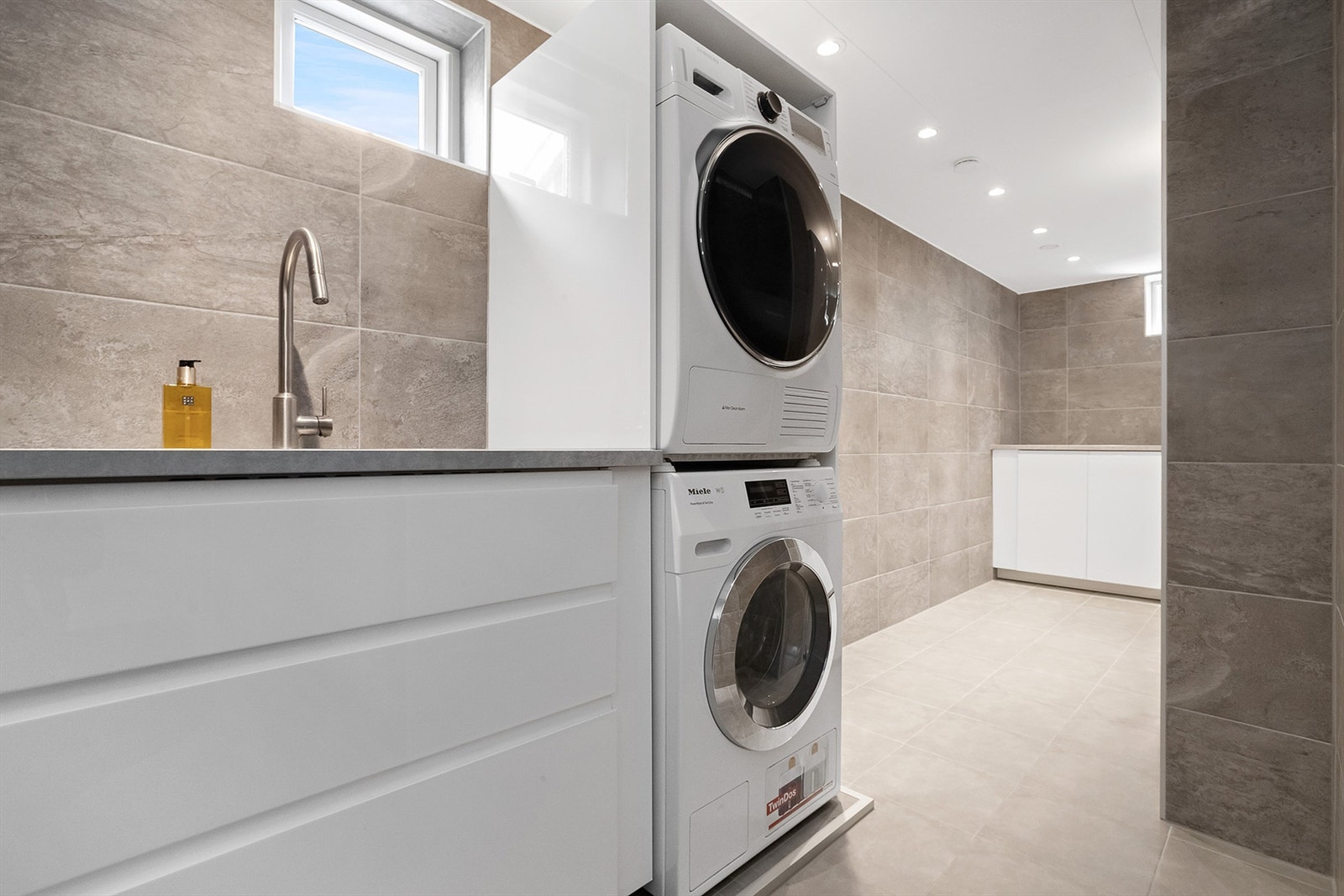 Stort og flott vaskerom oppgradert i 2019, med sluk fra byggeår. Her er det god plass til skap/hyllesystemer/garderobe/oppbevaring. Galleribilde