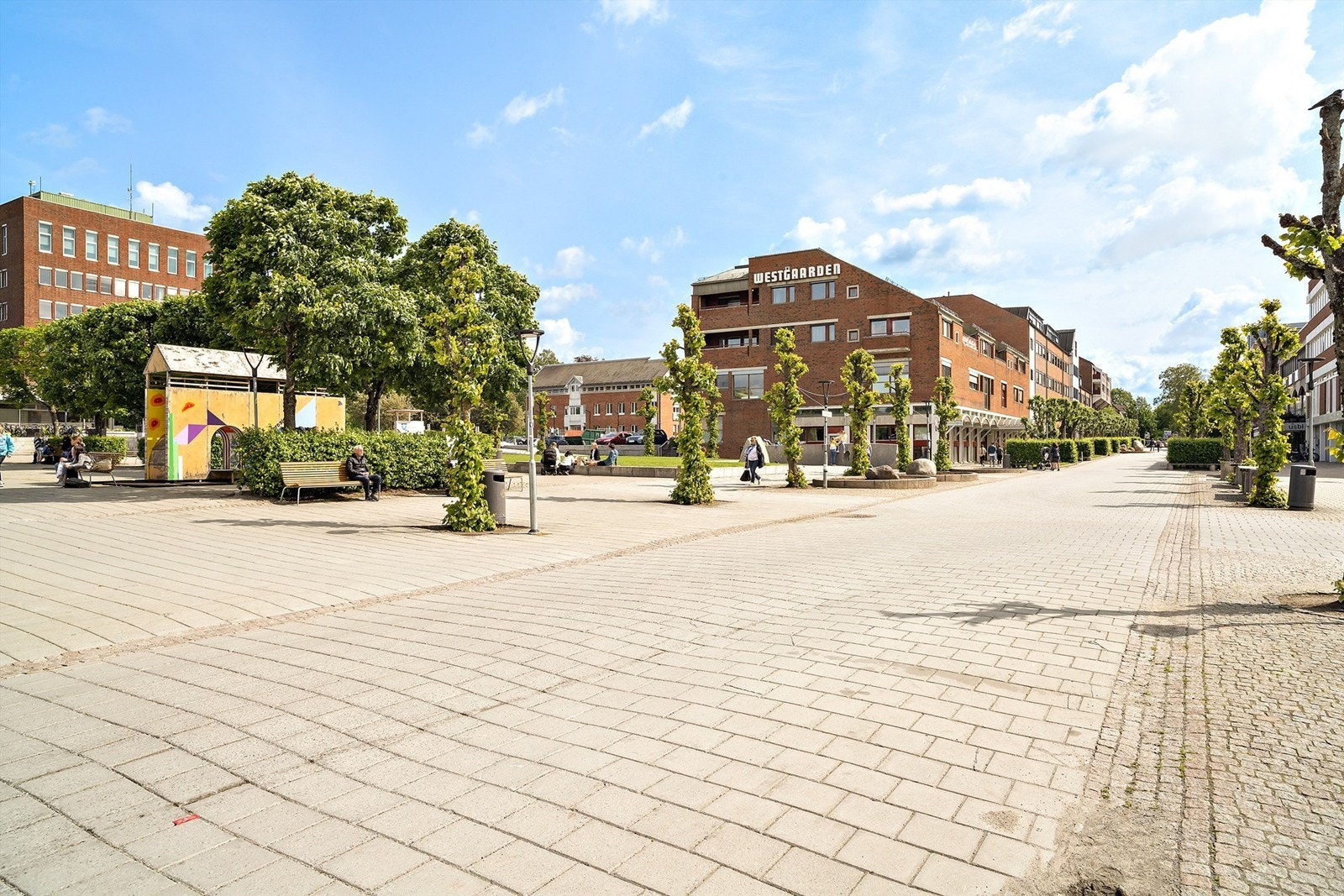 Kulturhus, bibliotek, kinosenter, bowlinghall, restauranter og kaféer er med å skape et flott bymiljø i Ski. Galleribilde