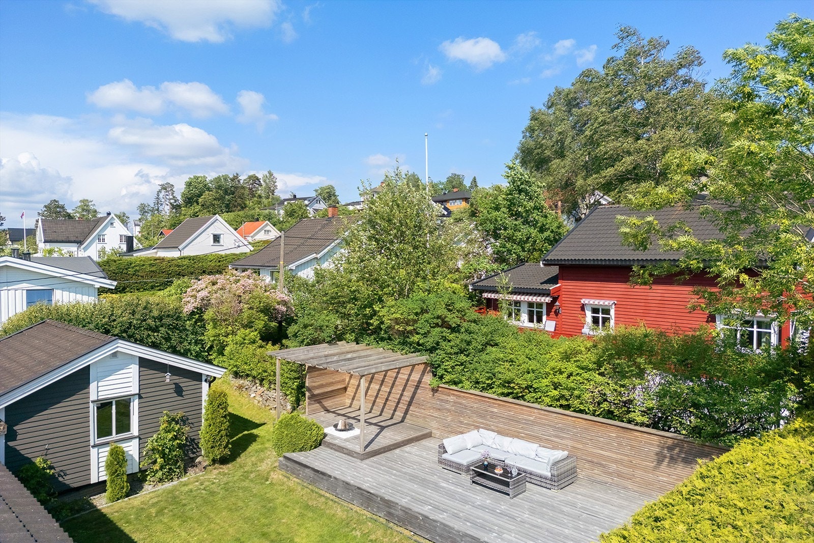 I hagen er det en frittliggende markterrasse på ca. 45 kvm.Her er det også et 23 kvm isolert uthus. Dette benyttes i dag som bod, men har et stort potensiale med mange bruksmuligheter! Galleribilde