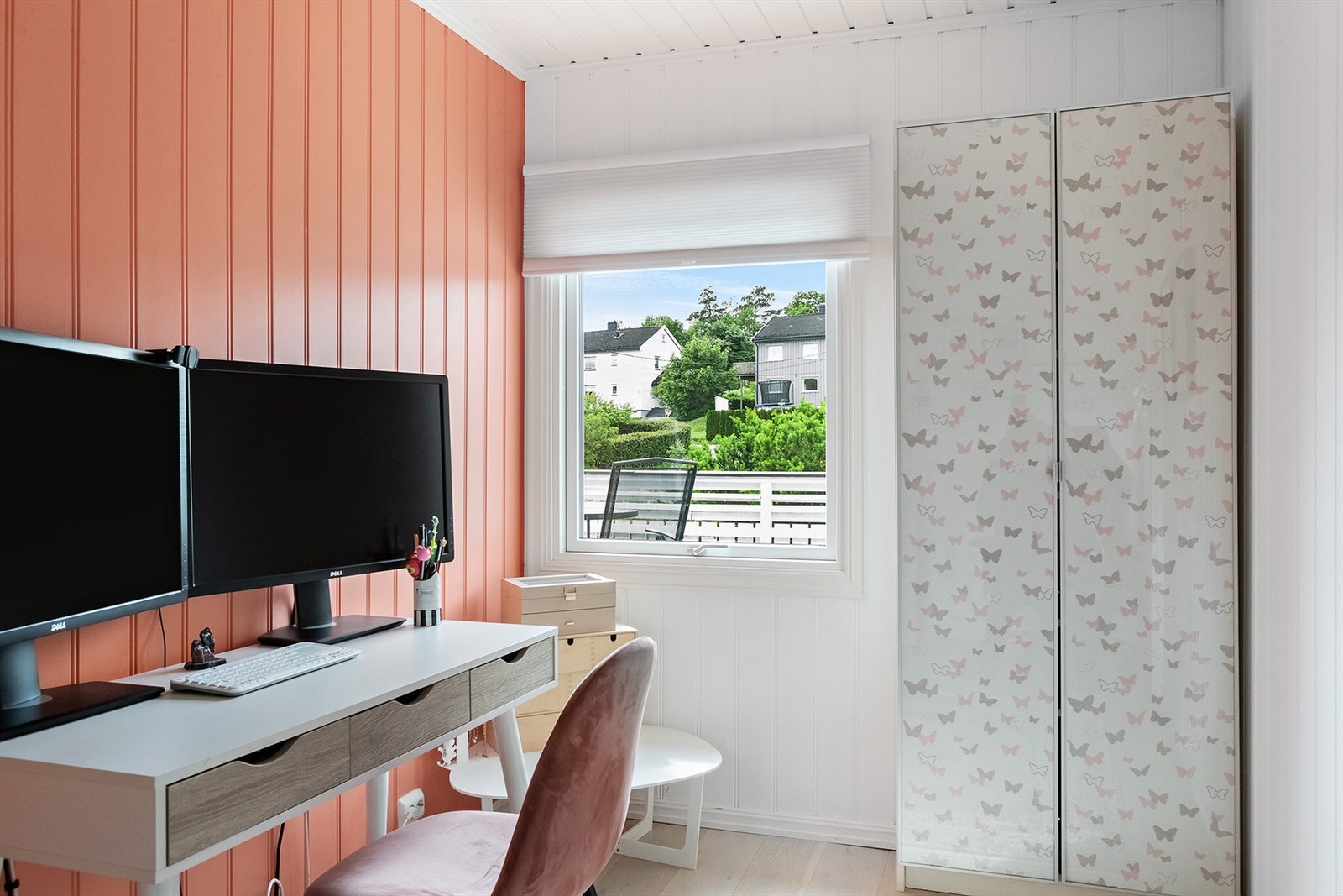 Det er skyvedørsgarderobe på soverom 1 og garderobeskap på soverommet i sokkeletasjen Galleribilde