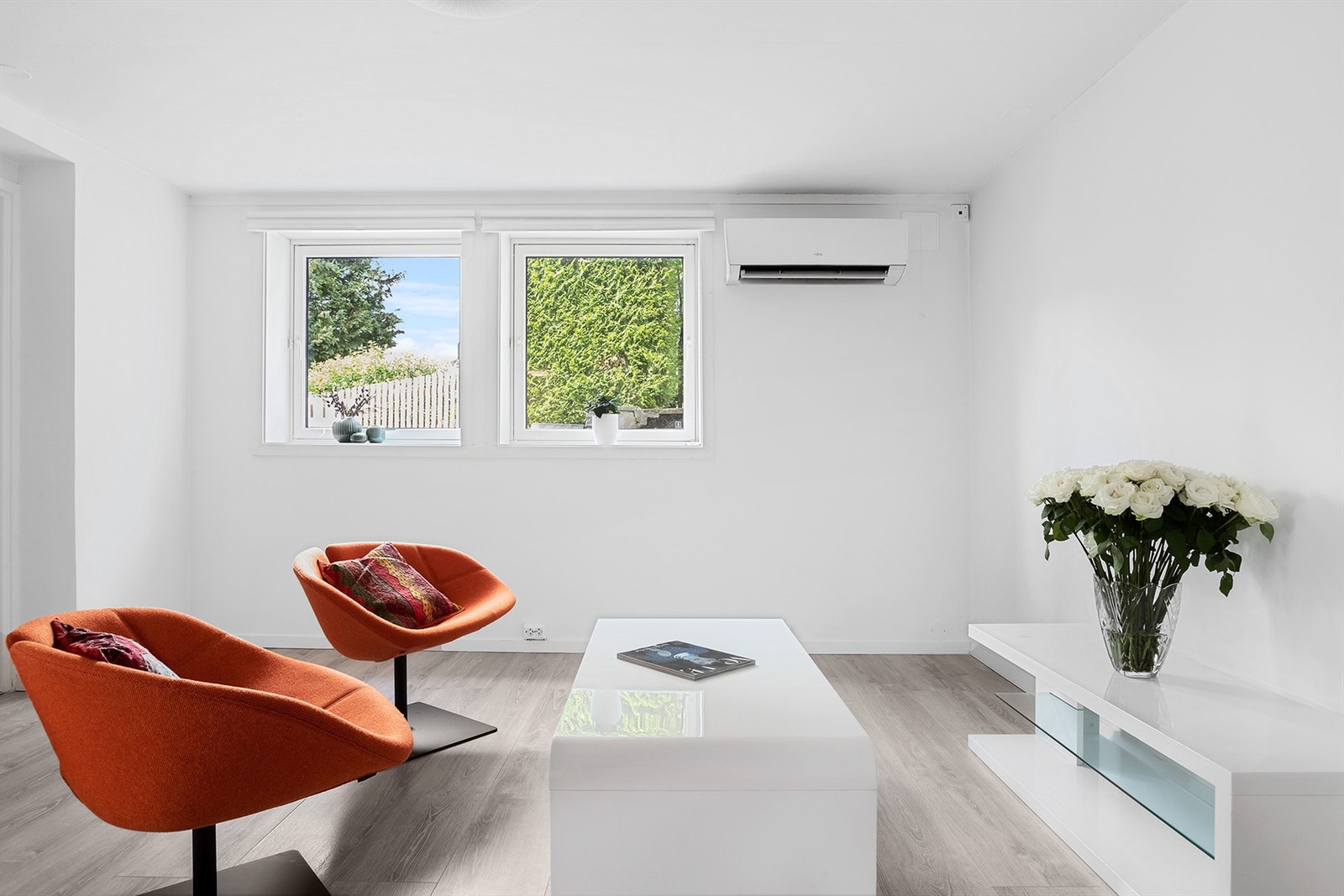 I stuen er det luft-til-luft varmepumpe. Gulvflater er belagt med laminat. Galleribilde