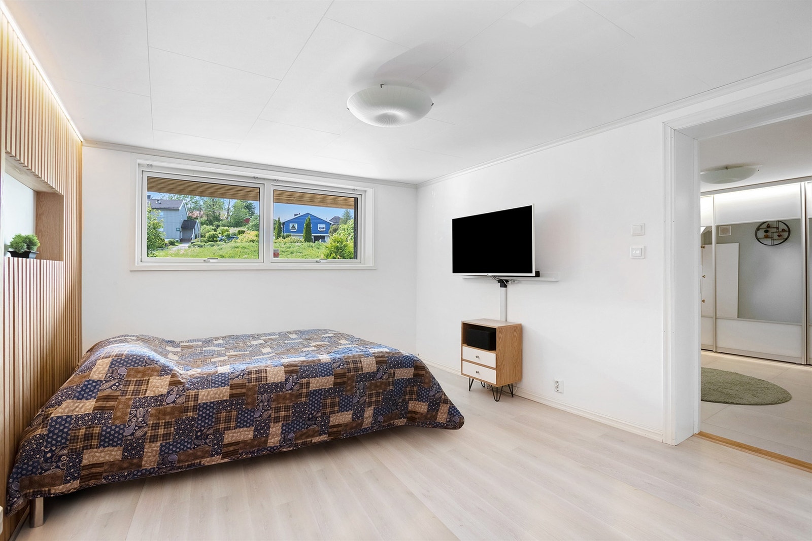 I underetasjens hoveddel finner vi et multirom. Dette er et stort og luftig rom som kan benyttes som en ekstra stue, soverom, kontor, hobbyrom eller en kombinasjon av disse. Galleribilde