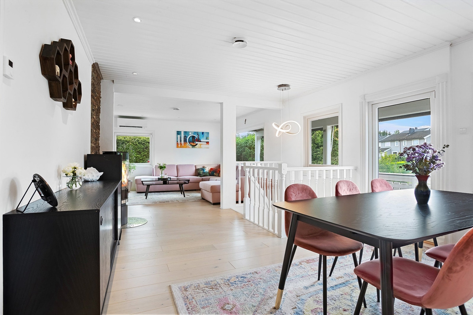 Stor L-formet stue med mulighet for flere soner Galleribilde