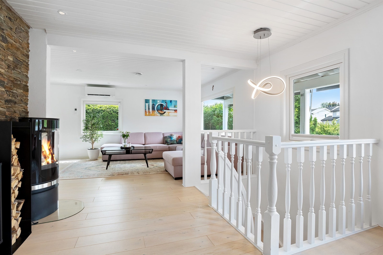 Gulvflater er belagt med parkett og det er downlights i tak Galleribilde