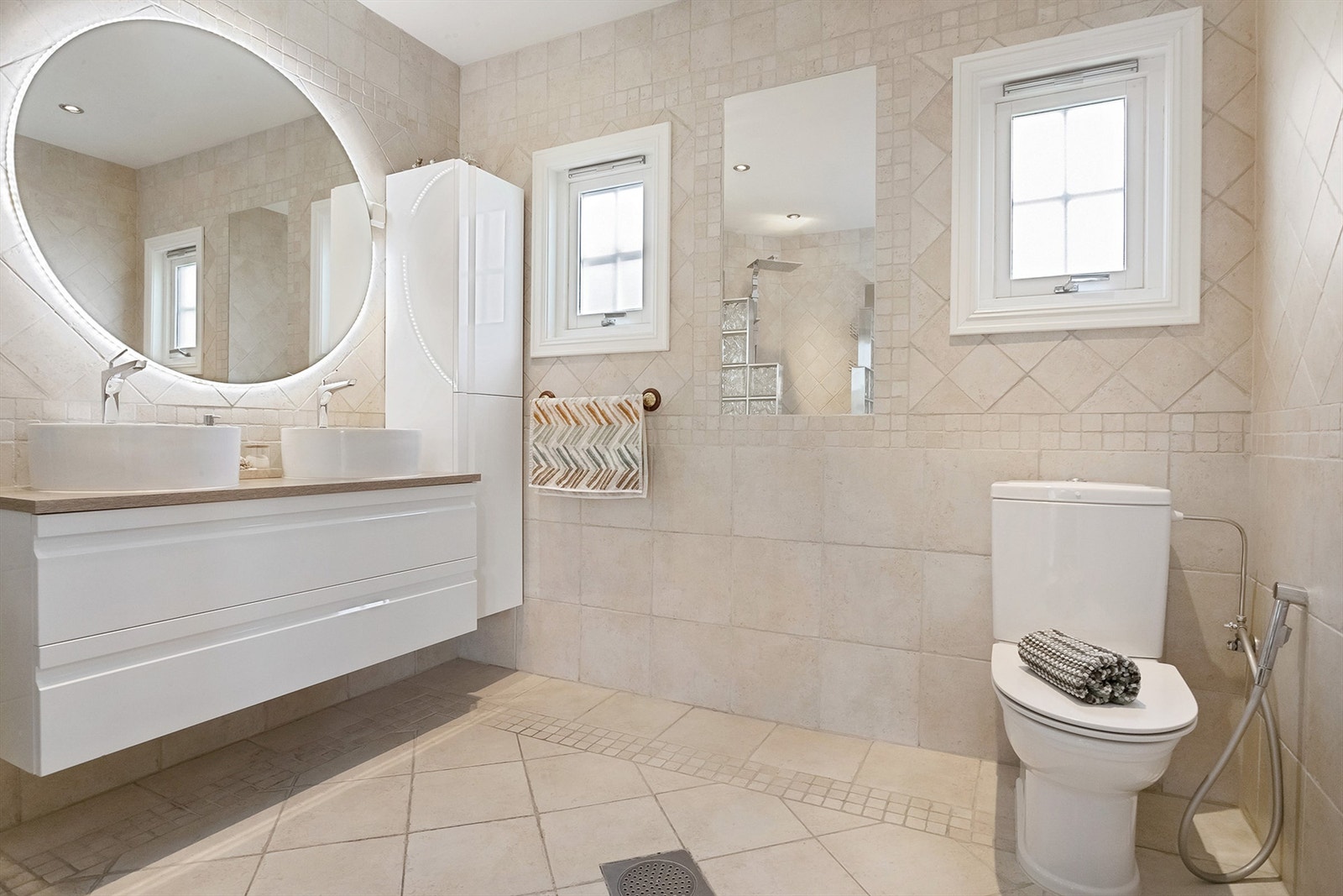 Baderommet er fra ca. 2003 med nyere baderomsinnredning og regnfallsdusj Galleribilde