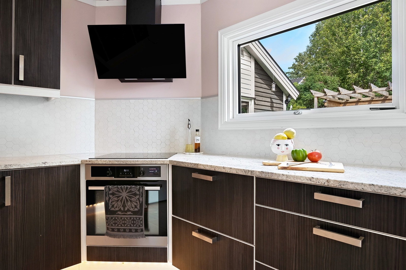 Benkeplate i granitt og vegghengt ventilator, tilkoblet avtrekkskanal Galleribilde