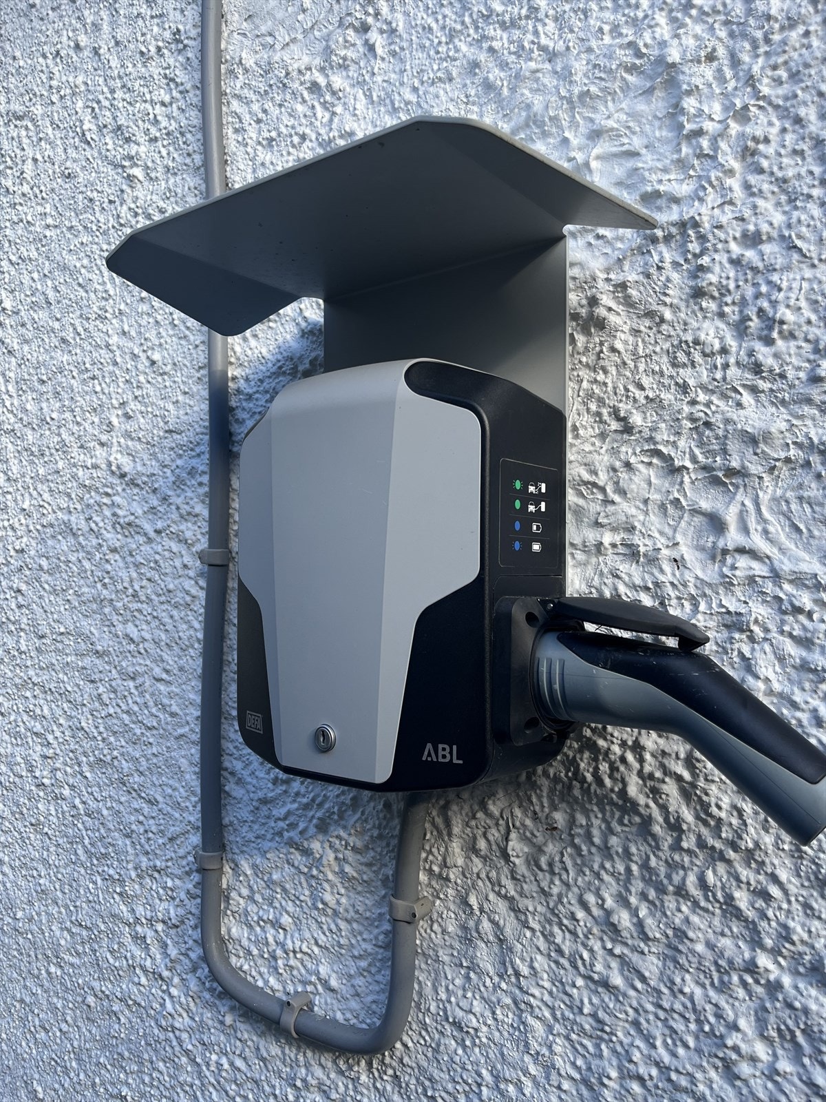 Ved carporten er det montert elbillader Galleribilde