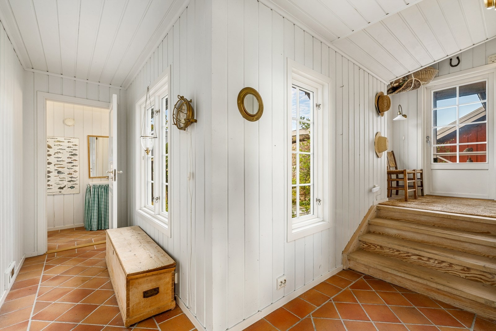 Fra entreen er det trapp ned til en flislagt fløy med toalettrom, bad/vaskerom og badstue. Galleribilde