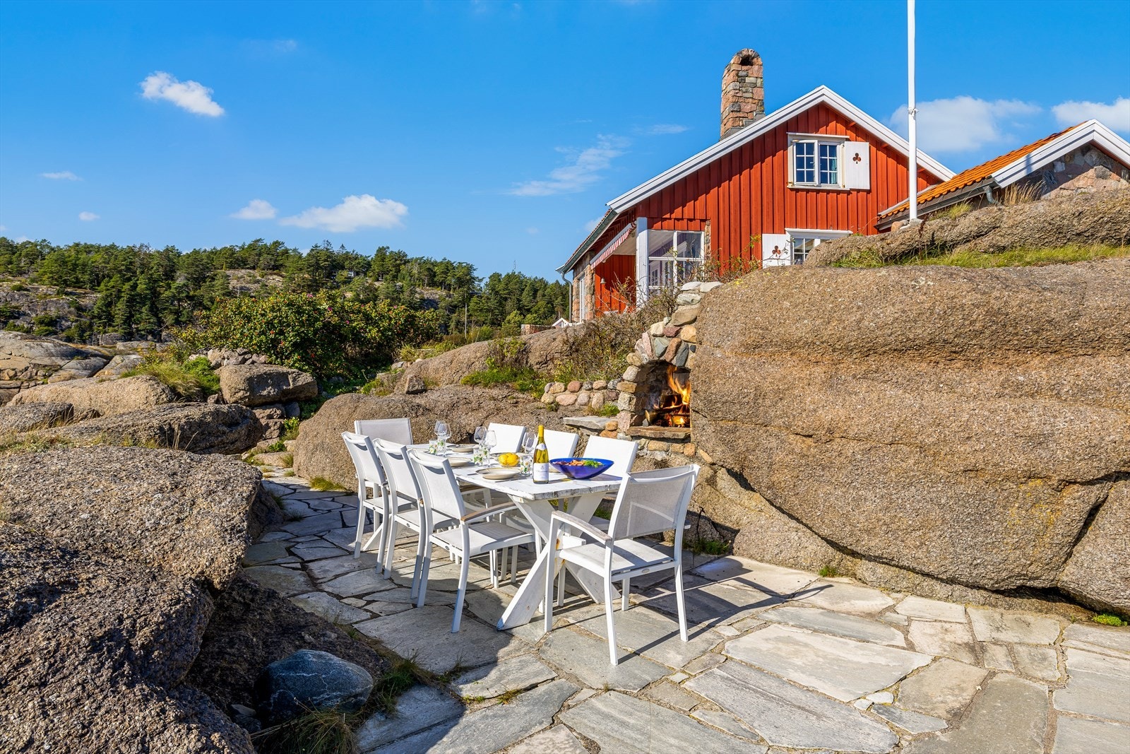 Utepeisen ligger fint inn i svaberget, og skaper en ekstra lun stemning på sene kvelder. Galleribilde