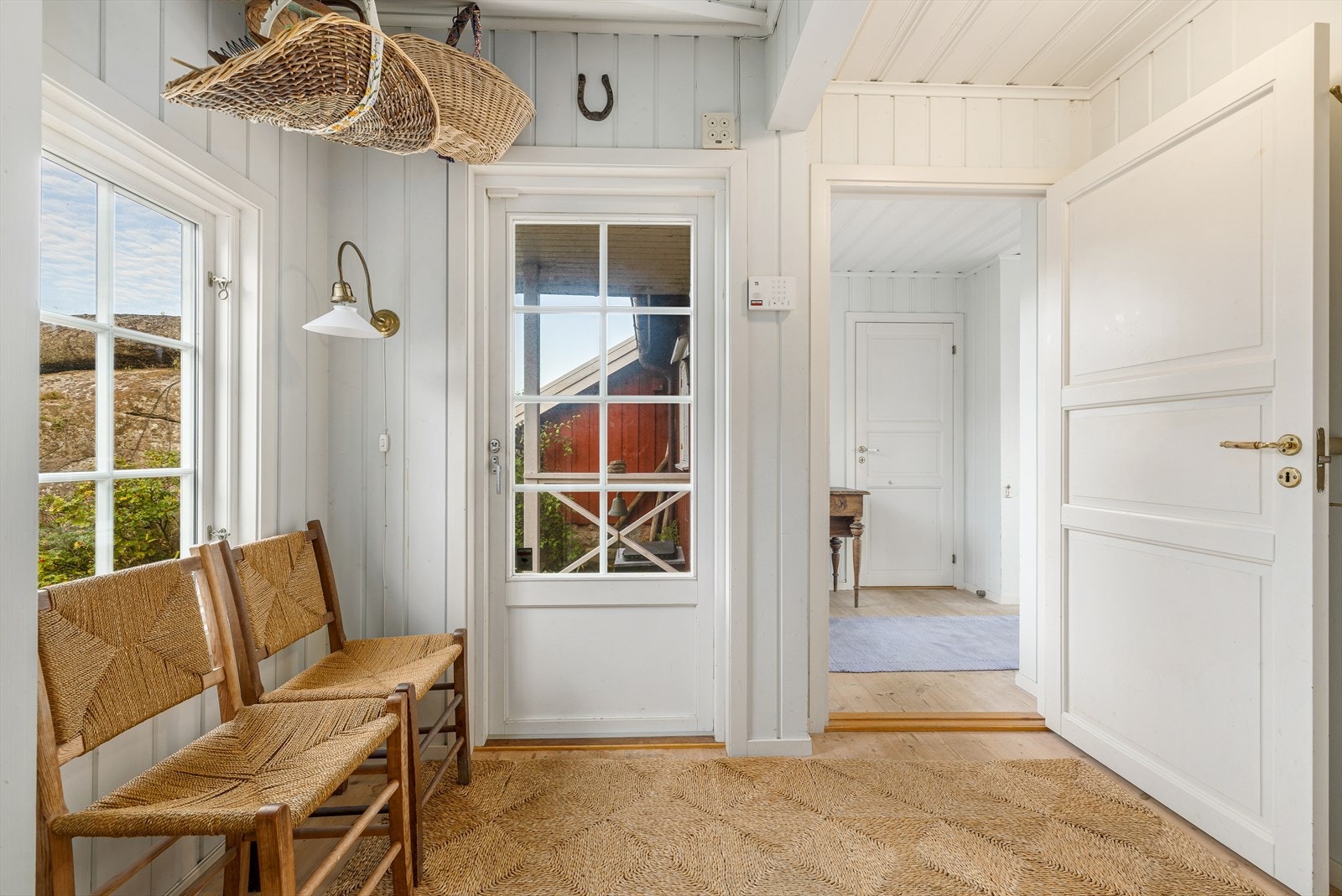 Velkommen inn! Hytta har en lys og sjarmerende entré med sprossevinduer og inngang til en praktisk bod. Galleribilde